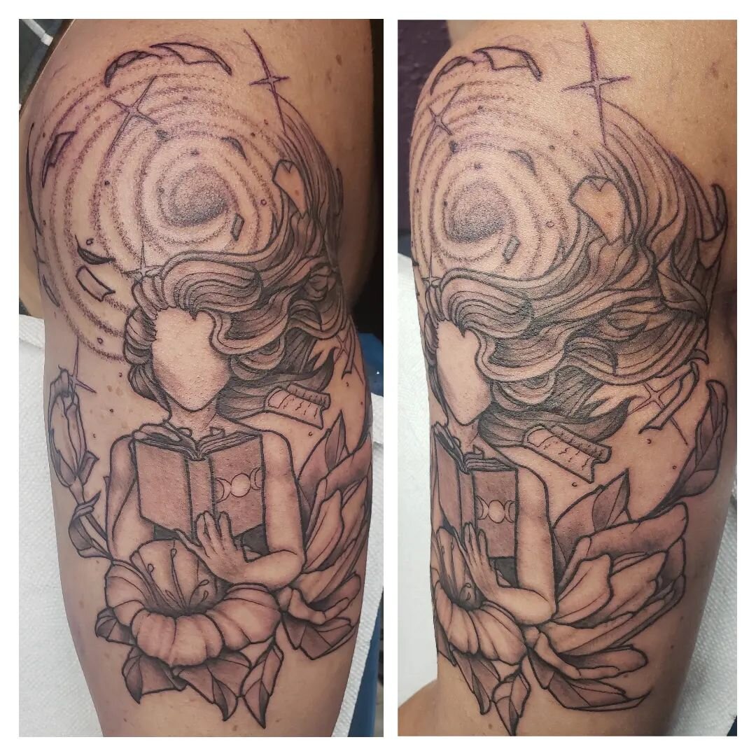 A bunch of Katelynn's interests rolled up into a tattoo! Thanks Katelynn!

#tattooapprentice #jrtattooartist #tattoo #faceless #girl #facelessgirltattoo #booksandflowers #blackhole #space #blackandgreytattoo #cheyennesolnova #art #canadianartist #sas