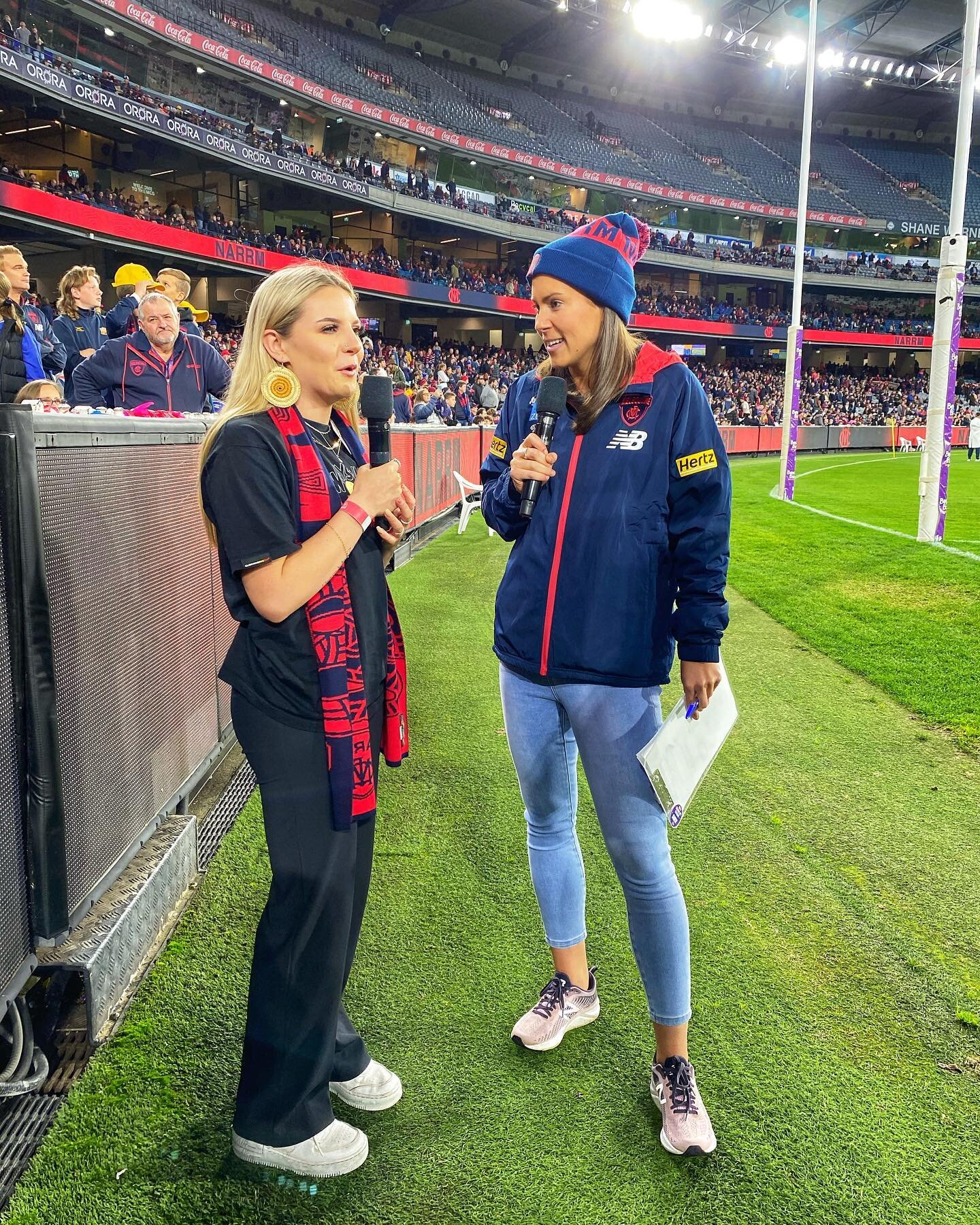 An absolute privilege to MC this afternoons match with the one and only Russell Robertson ❤️💙 Not the result we wanted tonight but footy is always more than just a win or a loss. @kyyanicholsonw what a beautiful jumper you have made for the Narrm Fo