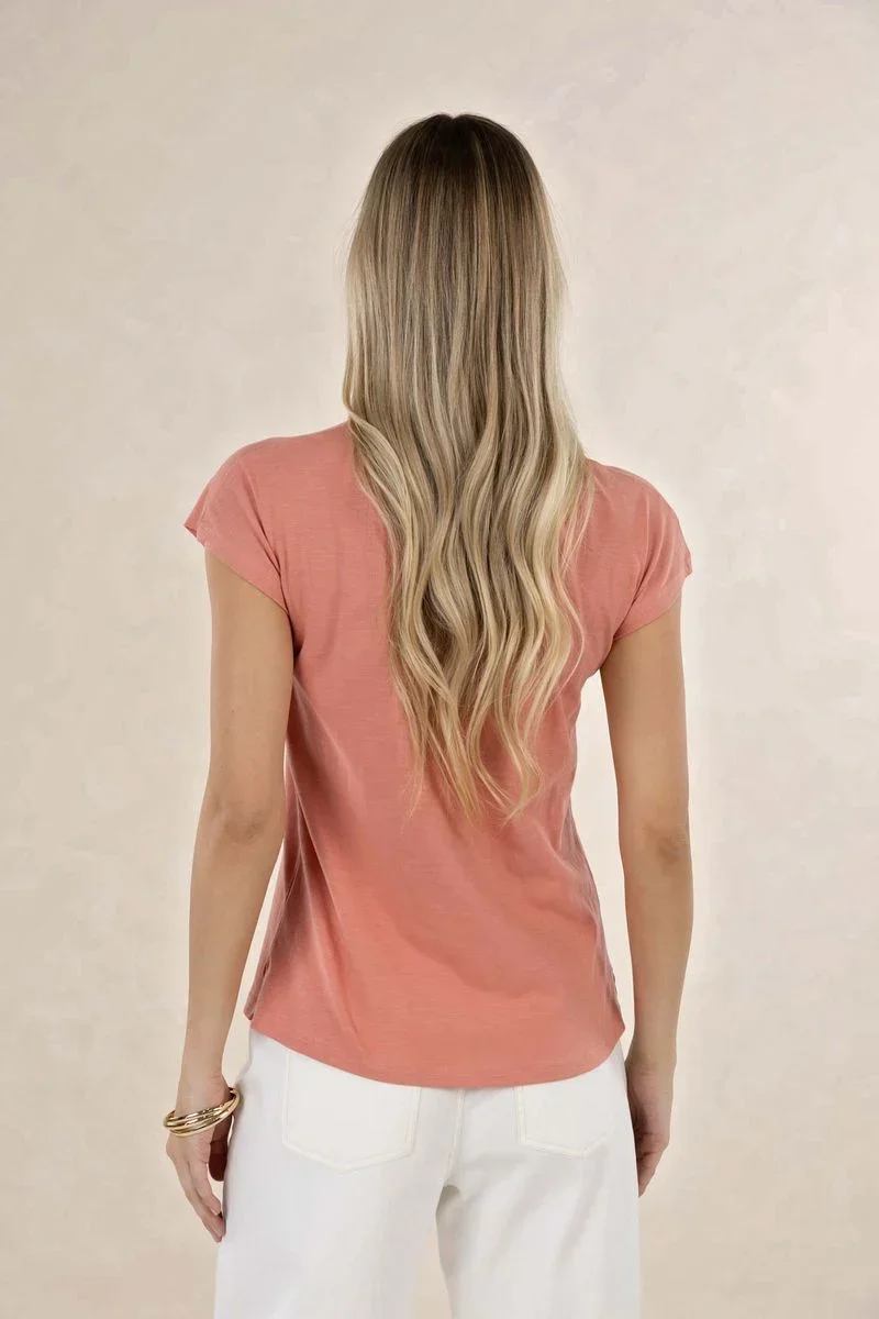 must-have-v-neck-terracotta-humidity-lifestyle1.webp
