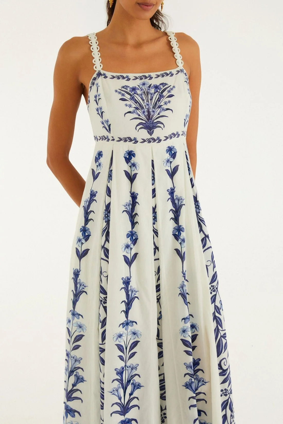 farm-rio-off-white-flowers-arch-pleats-maxi-dress_355503.jpg