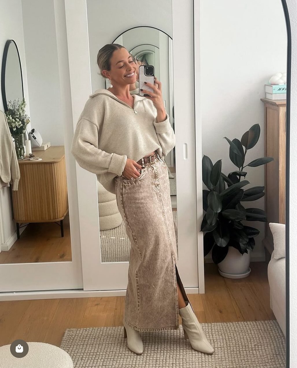 Kinney | AW24 

@hollykingston looking effortlessly chic in the Almond Elliot Jumper. This timeless wardrobe essential is also available in Ivory. 

Sizes XS - XXL 

Add to cart now and receive complimentary express shipping when spending $300 or mor