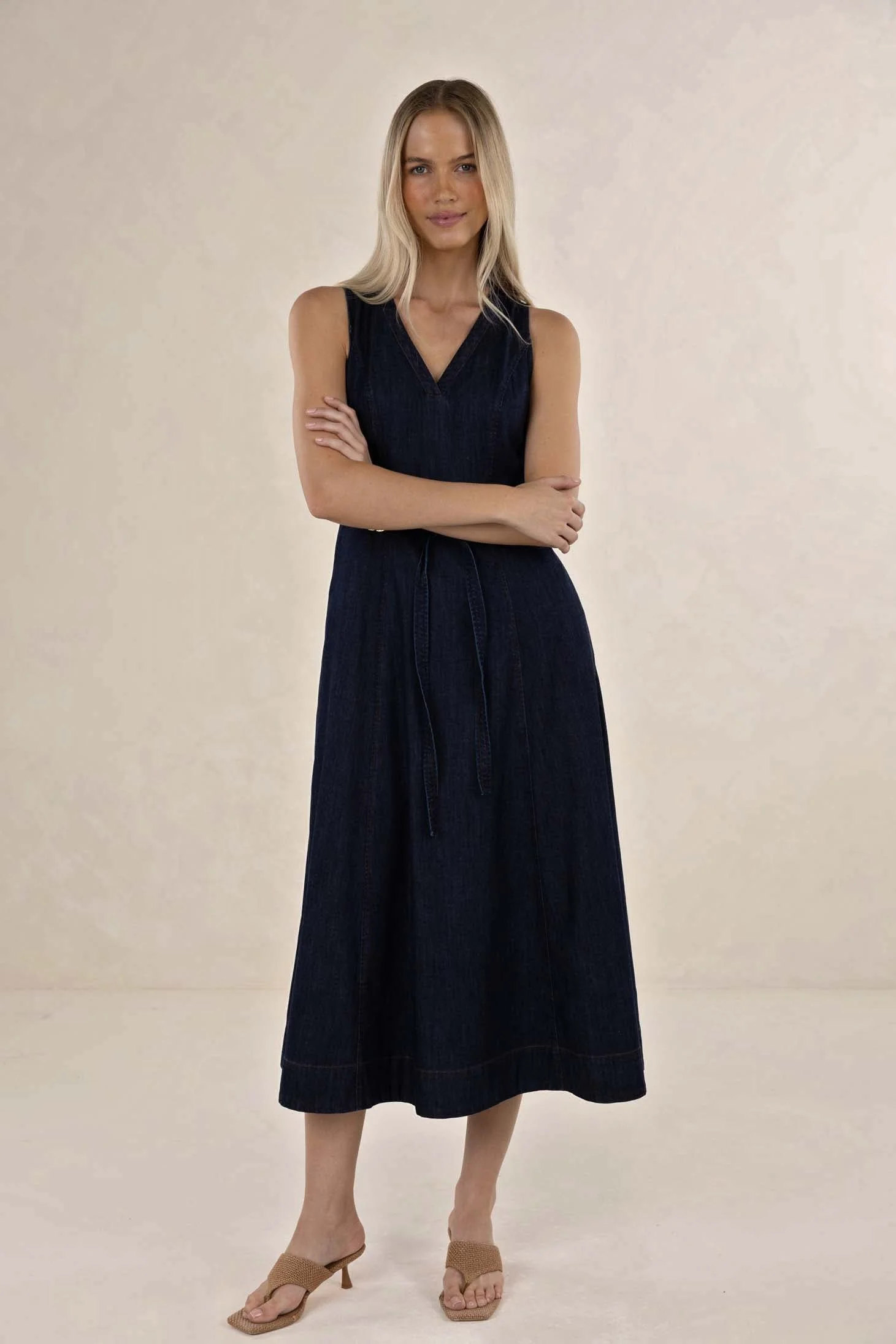 IVY-MIDI-DRESS-DARK-BLUE-humidity-lifestyle2.jpg