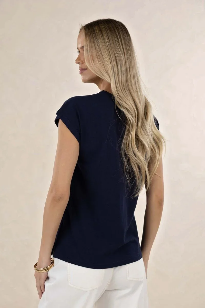 must-have-v-neck-navy-humidity-lifestyle1.webp