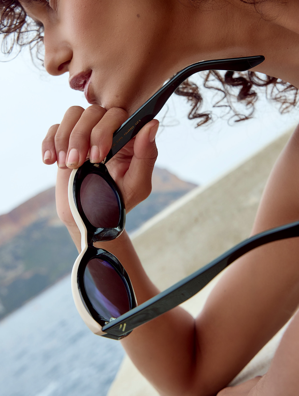 Capri-Black_Bone-Lifestyle3.png