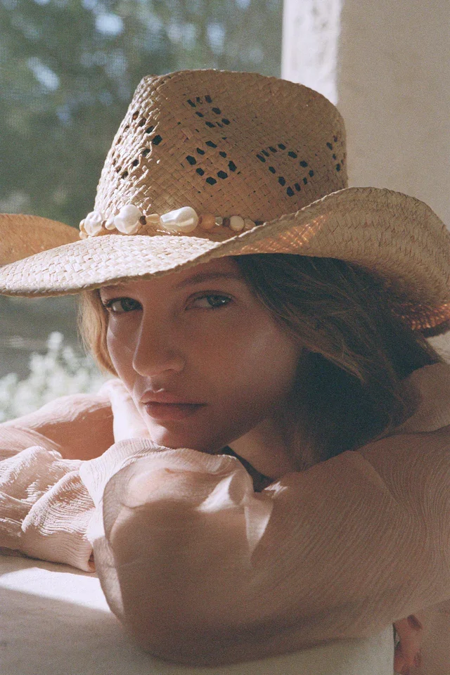 Sol-Cowboy-Pearl-Lifestyle-6.webp