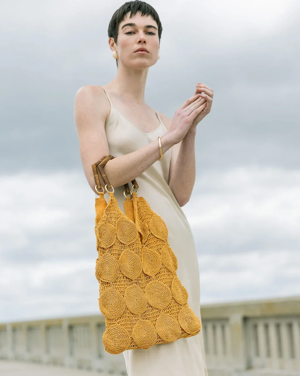 the-hold-enveloped-tote-ochre-crochet-bamboo-handles-5.webp