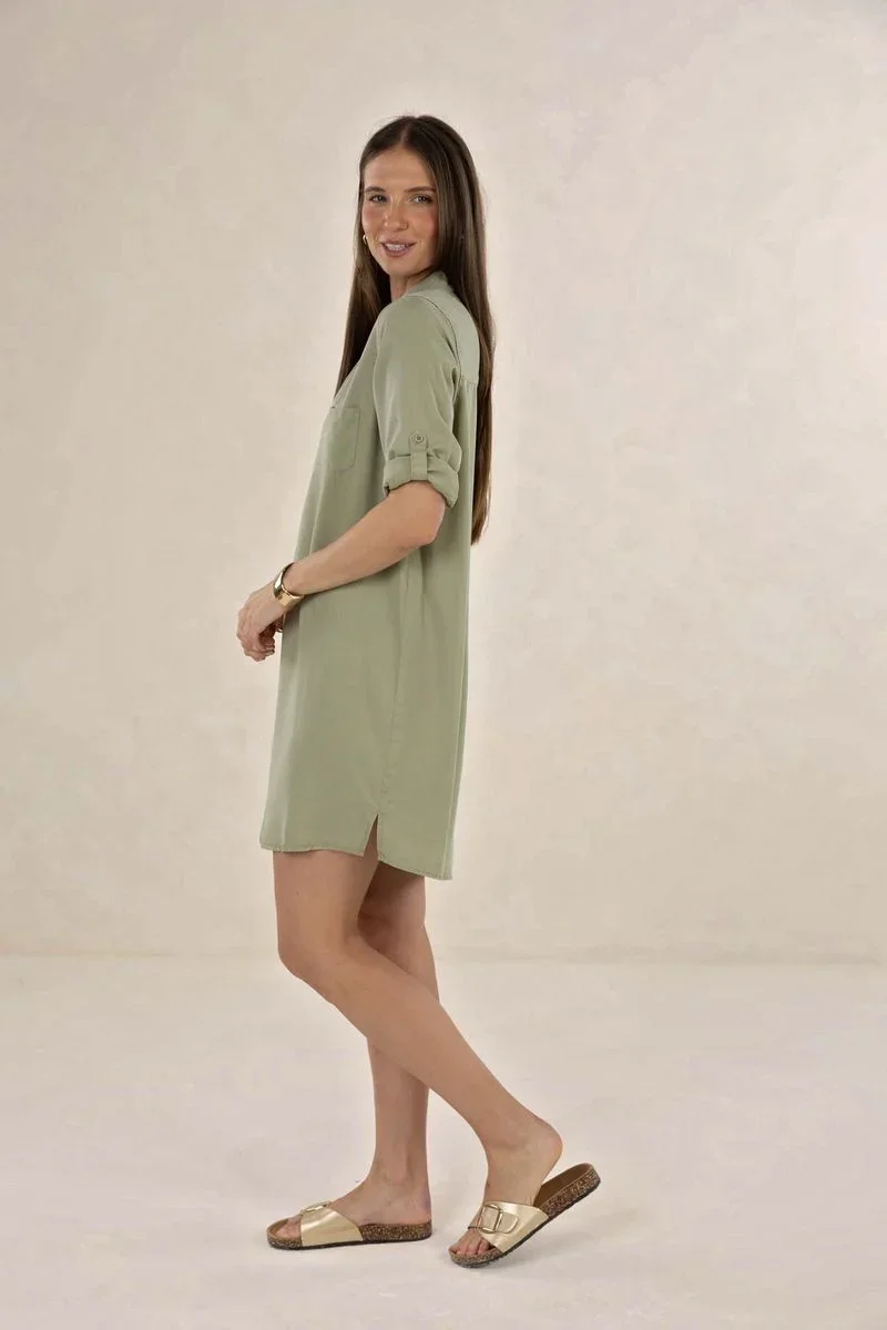 remy-shirt-dress-khaki-humidity-lifestyle1.webp