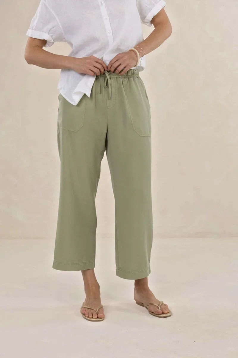 Varga-pant-khaki-humidity-lifestyle1.webp