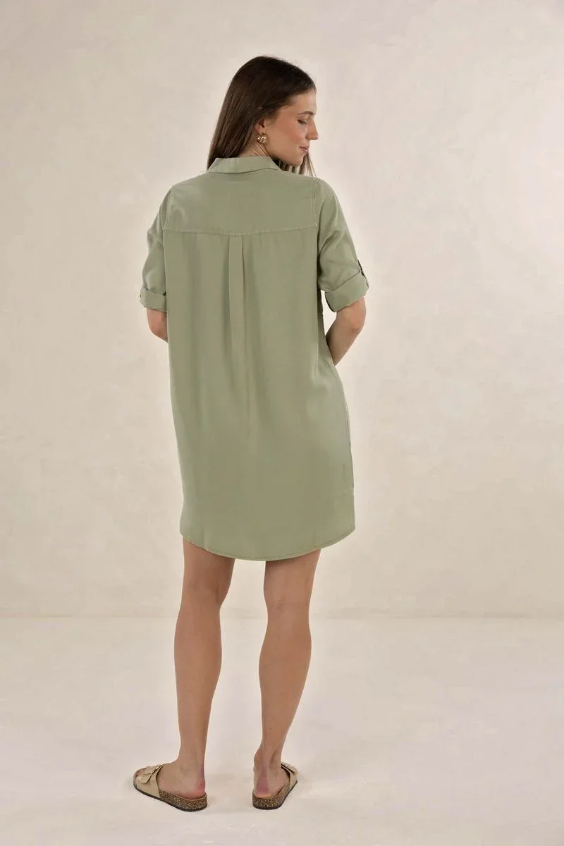 remy-shirt-dress-khaki-humidity-lifestyle2.webp
