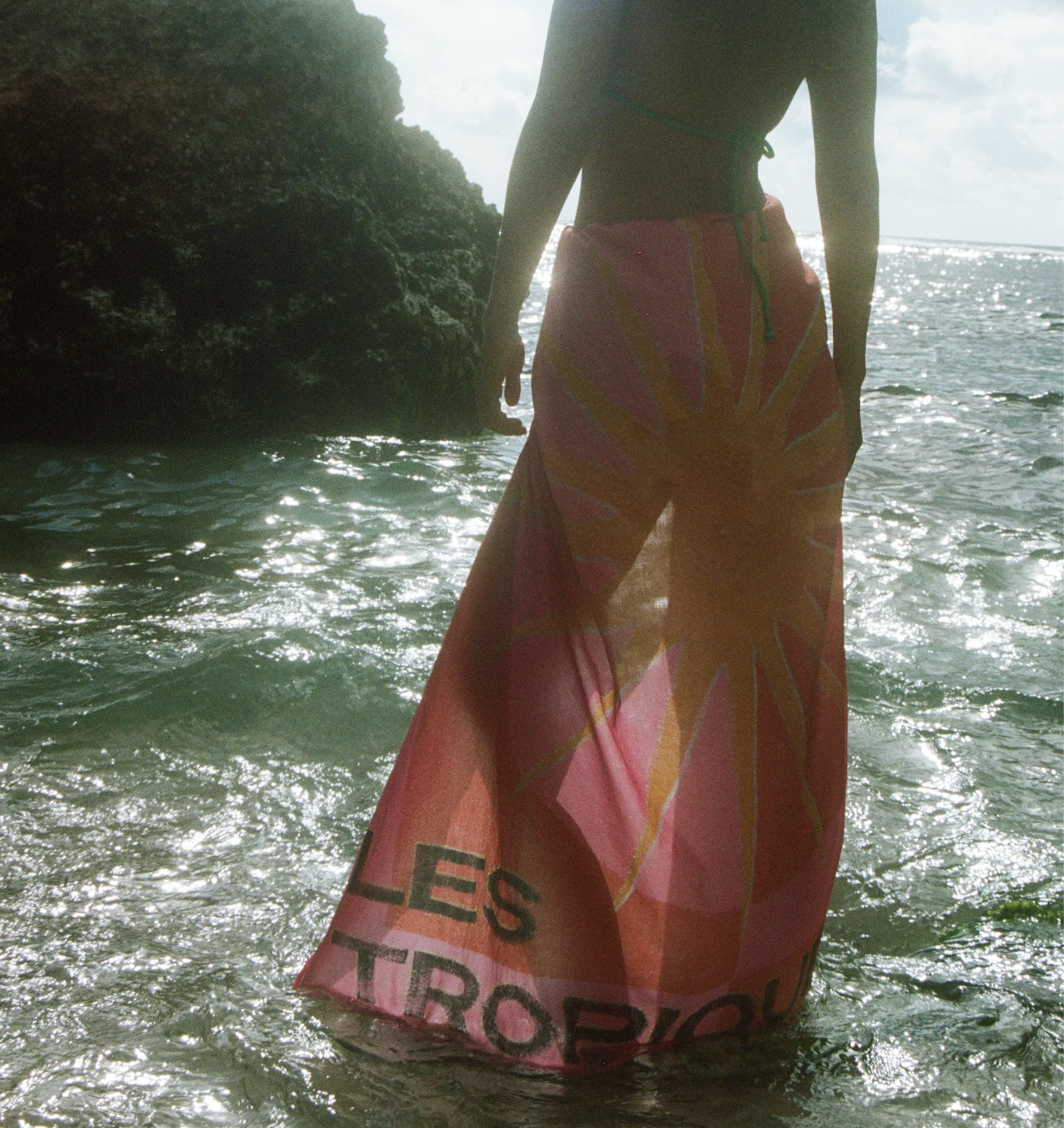 24_Atlas_HolidayWear_TropicSun_Sarong_7.webp