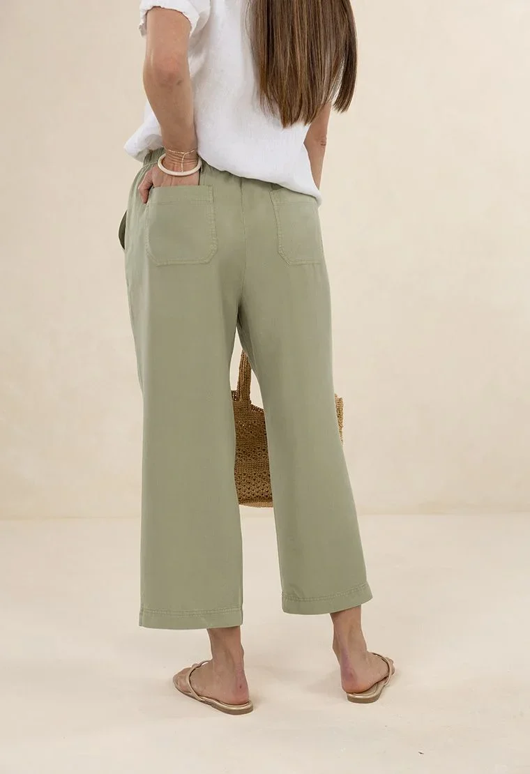 Varga-pant-khaki-humidity-lifestyle2.webp
