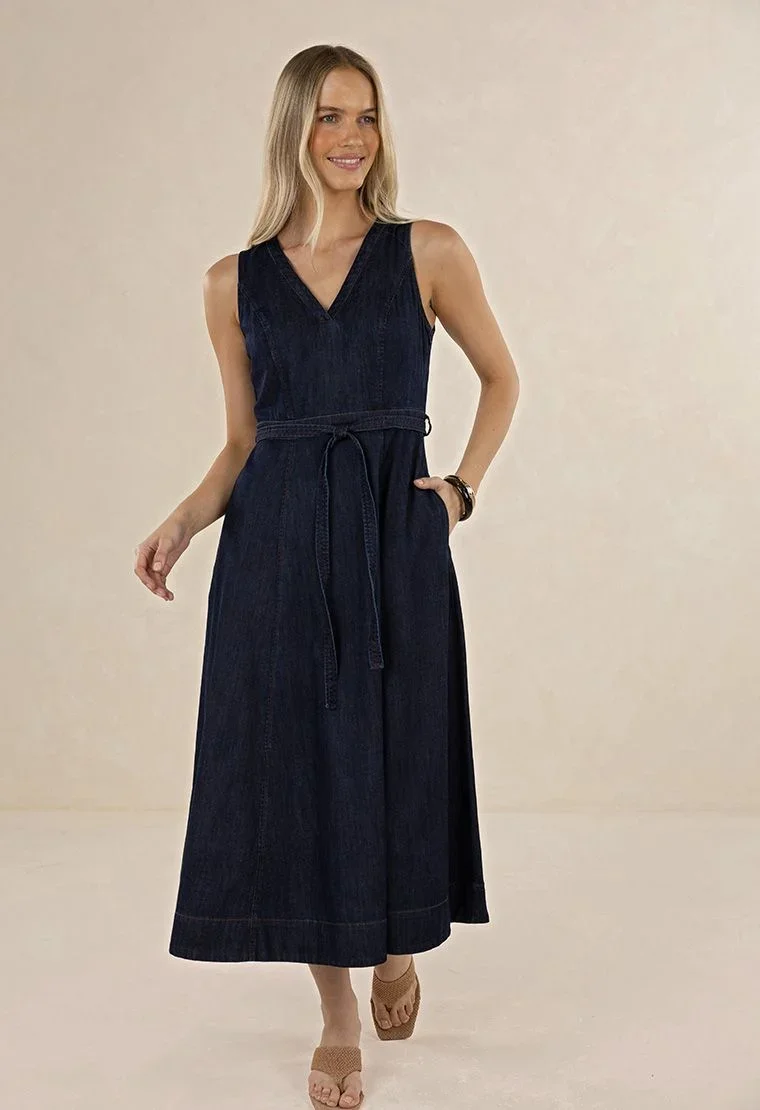IVY-MIDI-DRESS-DARK-BLUE-humidity-lifestyle1.webp