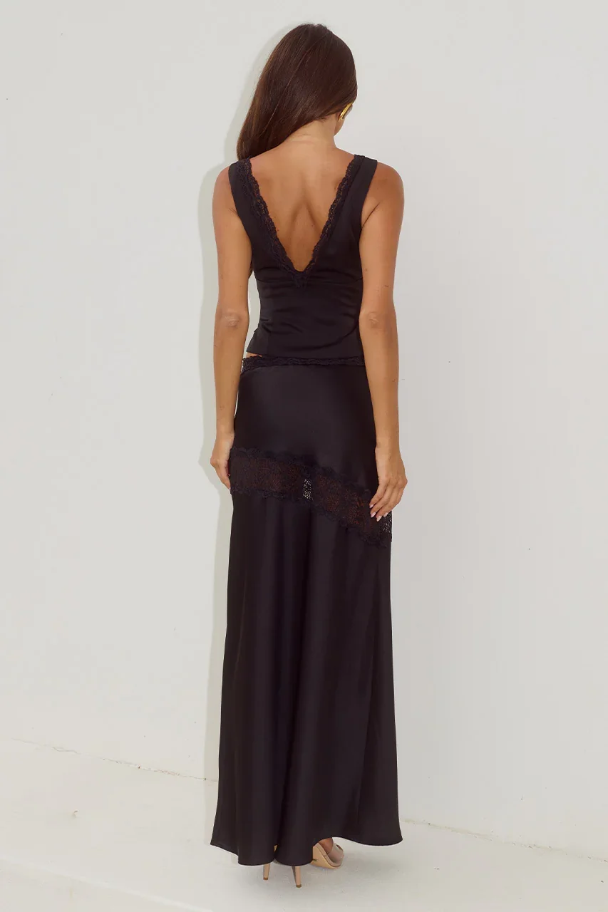 AMARAV-NECKLACETRIMTOPXAMARALACETRIMMAXISKIRT-BLACK-4.jpg.webp