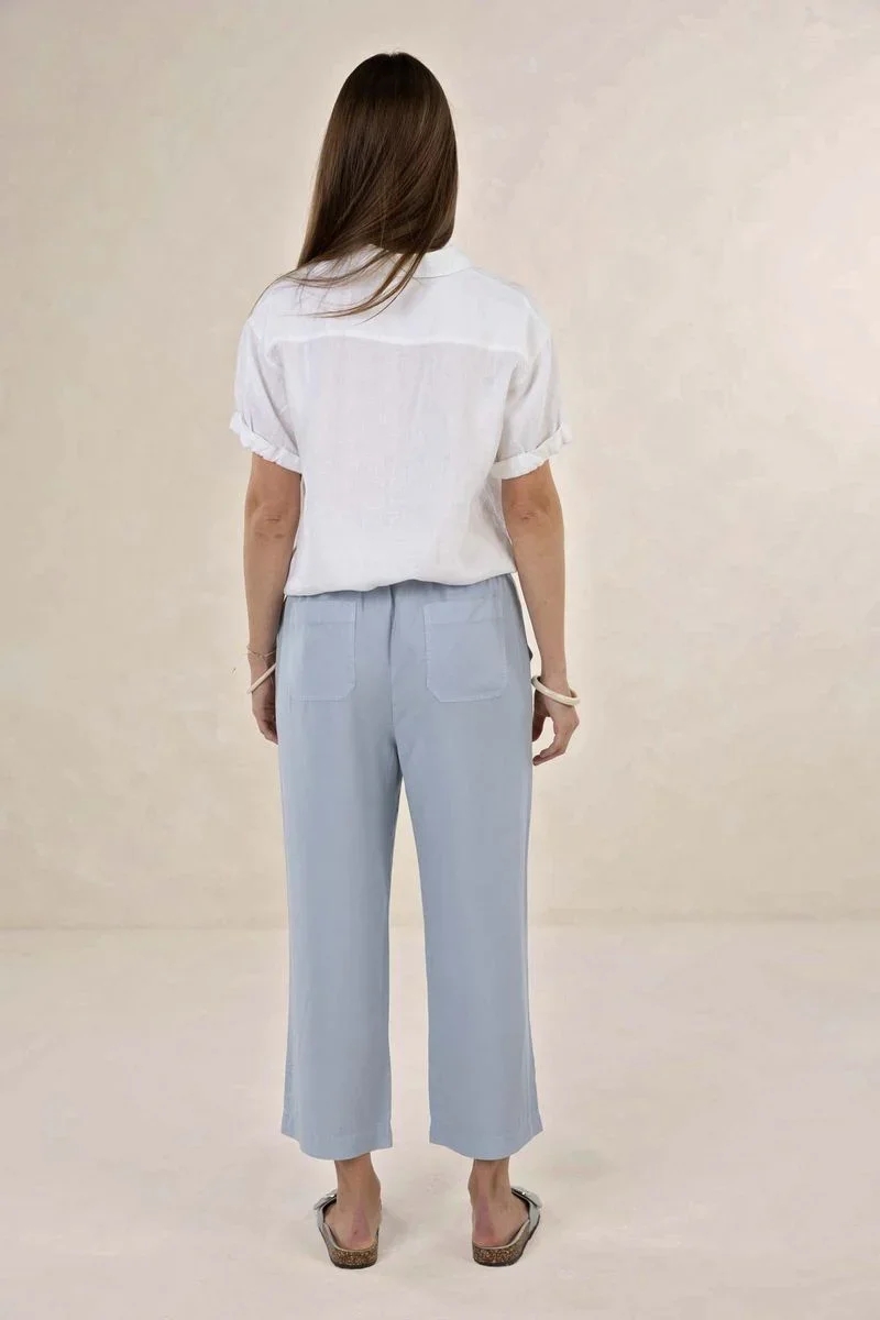 Varga-pant-blue-haze-humidity-lifestyle1.webp