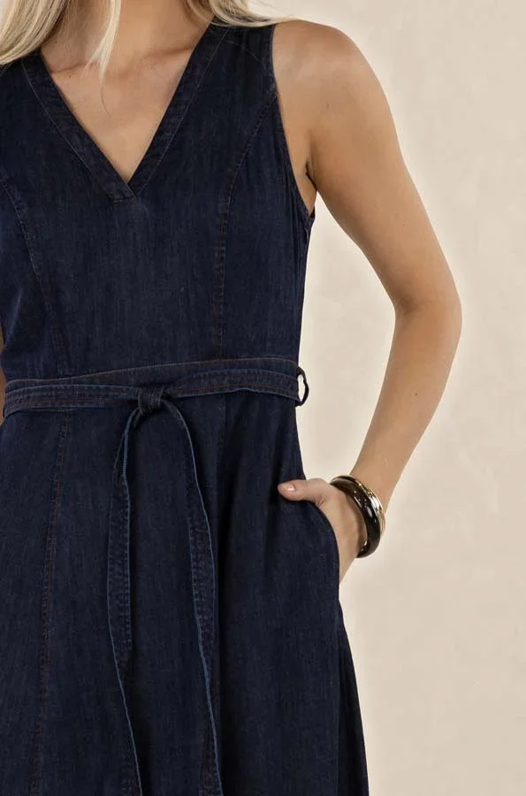 IVY-MIDI-DRESS-DARK-BLUE-humidity-lifestyle3.webp