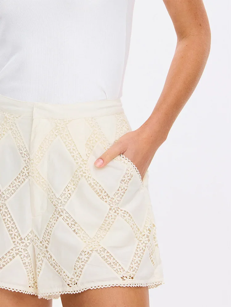 Izzy-Short-Cream-04_e26c1145-f96a-49cb-8593-acb30a245ef3.webp