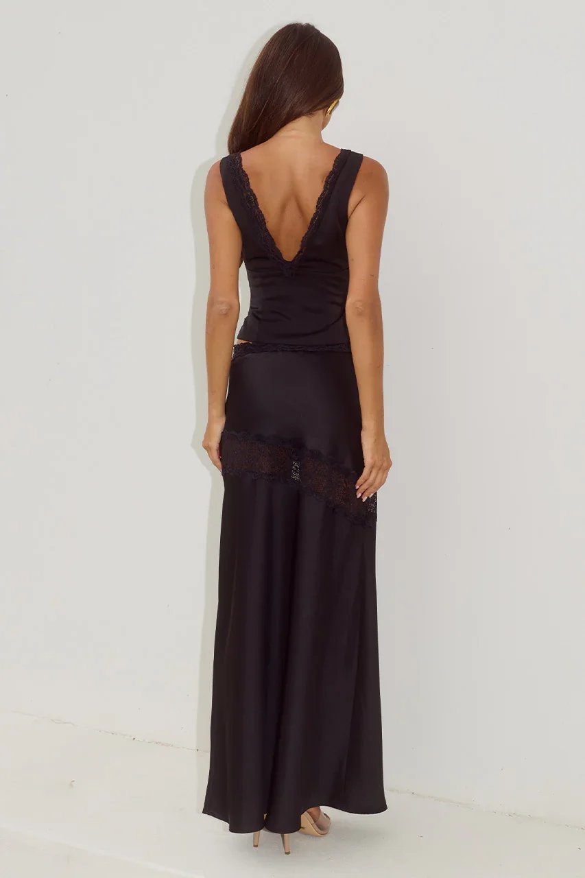 AMARAV-NECKLACETRIMTOPXAMARALACETRIMMAXISKIRT-BLACK-4.jpg.webp