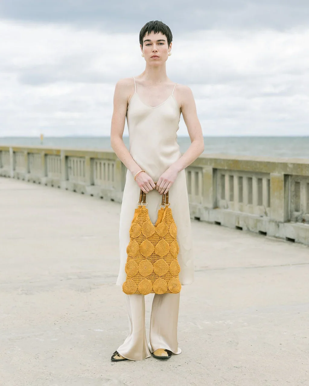 the-hold-enveloped-tote-ochre-crochet-bamboo-handles-3.webp