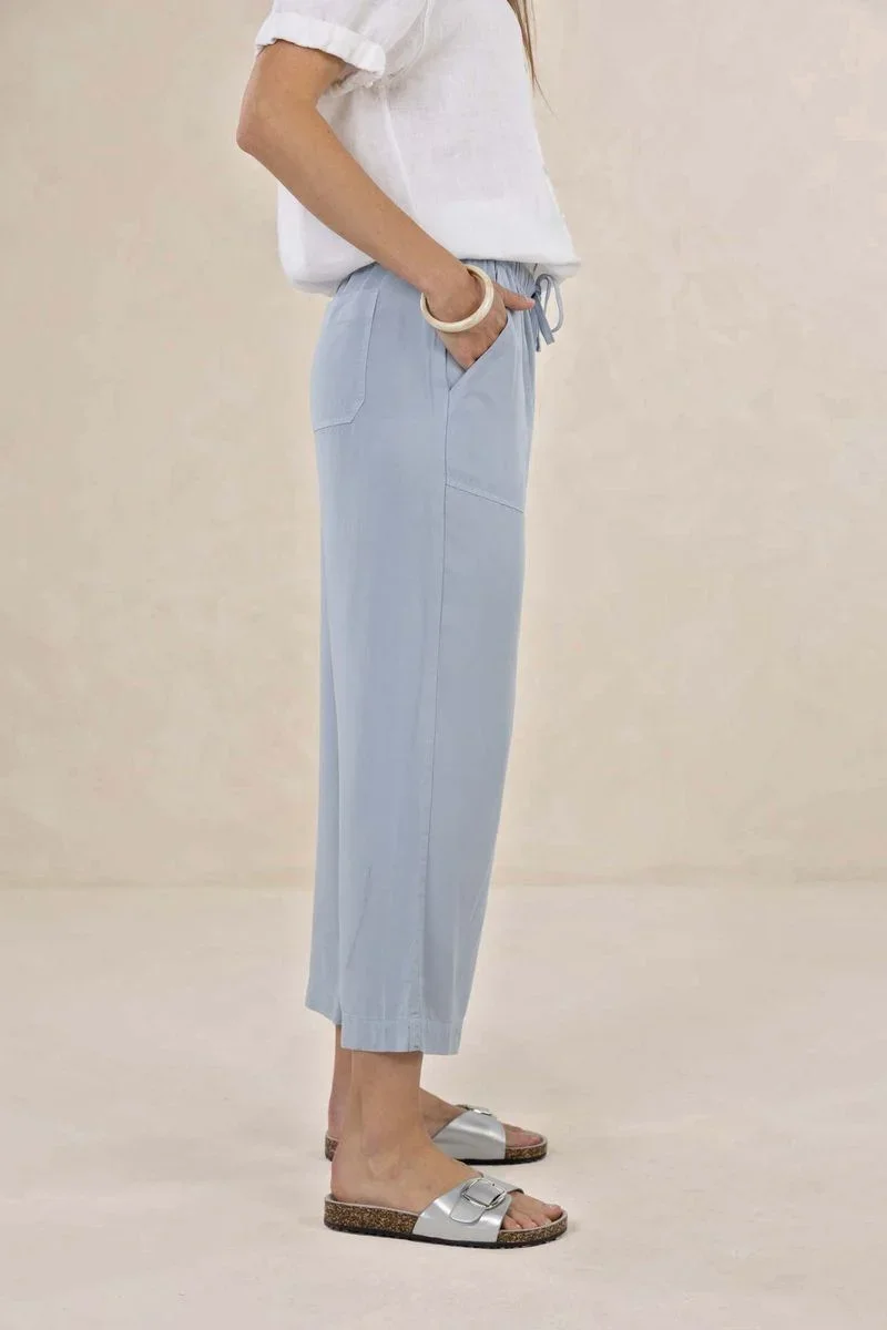 Varga-pant-blue-haze-humidity-lifestyle3.webp