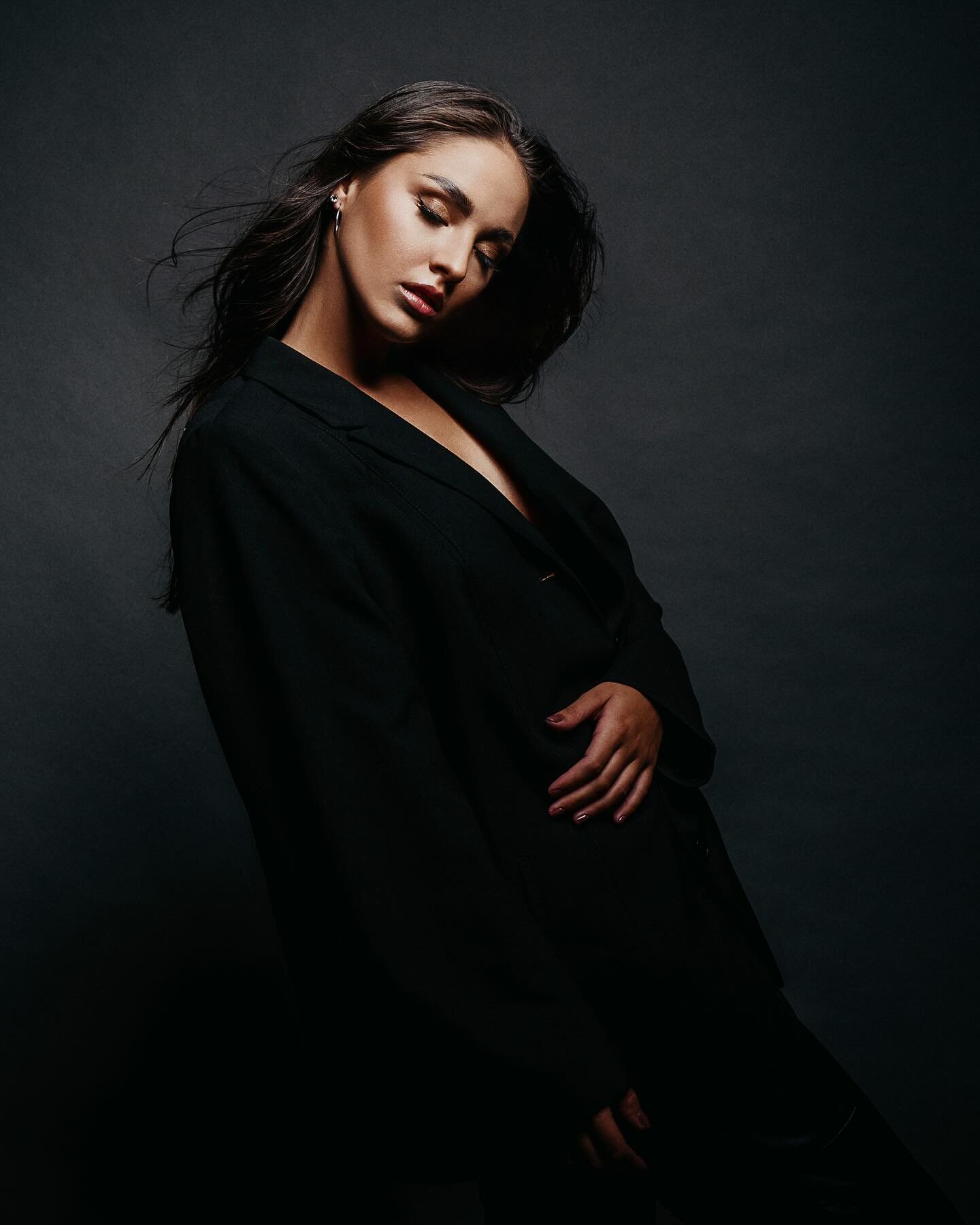 61/2024
&ldquo;Behind the scenes with the ever-stunning Vanesa, as she captivates the lens with her effortless elegance and poise. These monochromatic portraits are a testament to the timeless beauty of simplicity. A classic black blazer becomes the 