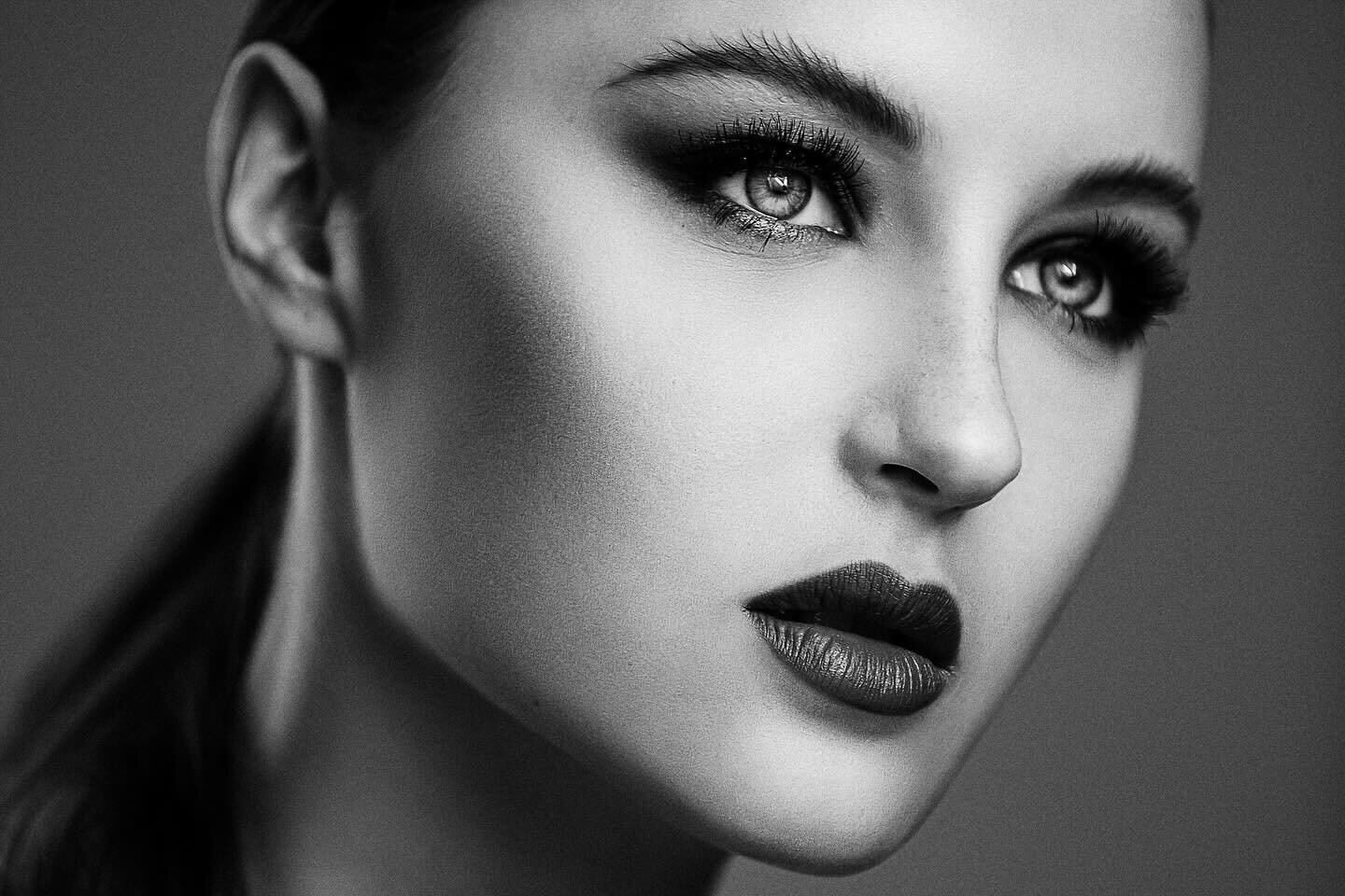 &ldquo;Prepare to be captivated by the timeless allure of black and white photography! ✨ This mesmerizing portrait is a true testament to the artistry of both the photographer and the subject. The impeccable makeup, featuring a matte lipstick accentu