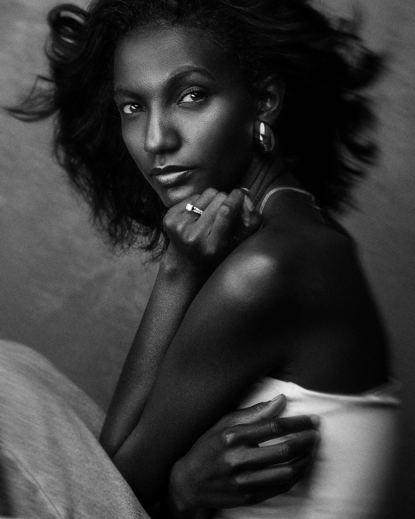 80/2024
Dive into the timeless elegance captured through the lens of the incomparable Leica SL2. 📷 Mesmerizing Ethiopian beauty, @betelhembayisa, is a vision of grace and strength in this stunning monochrome portrait. Shot on #LeicaSL2, every detail