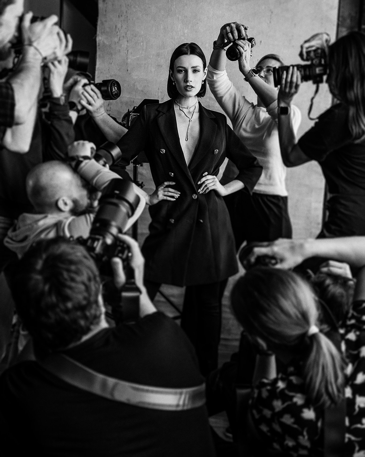 Saturday&rsquo;s portrait workshop in Bratislava was all about connection, creativity, and light.
An amazing group of photographers, a powerful model presence, and a relaxed, focused atmosphere made it truly special.

We explored subtle expressions, 