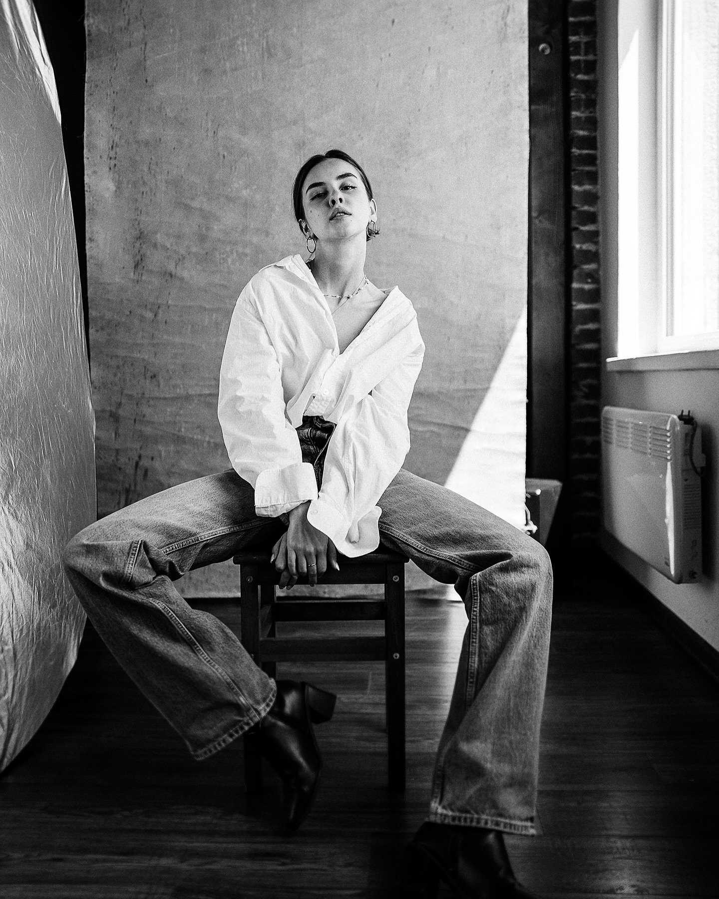 Natural light, pure expression, and one of my favorite muses &ndash; @romana.ugrayova  Shot during our portrait workshop in Bratislava. Simple setup, strong connection.
#portraitphotography #naturallightportrait #leicaphotography #leicasl2 #photowork