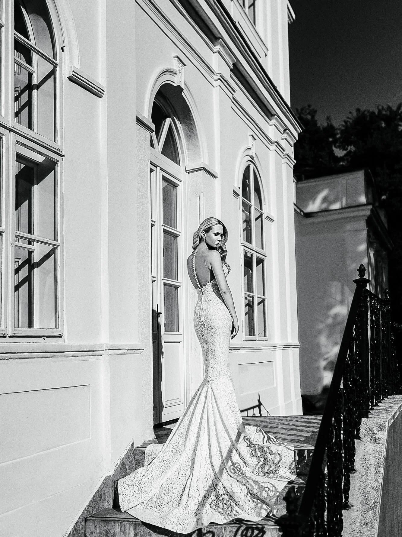 ✨ Svetlo je m&ocirc;j najv&auml;č&scaron;&iacute; n&aacute;stroj.
V kombin&aacute;cii s fashion a beauty &scaron;t&yacute;lom prin&aacute;&scaron;a svadobn&yacute;m fotografi&aacute;m nadčasov&uacute; eleganciu a em&oacute;ciu, ktor&aacute; prekračuj