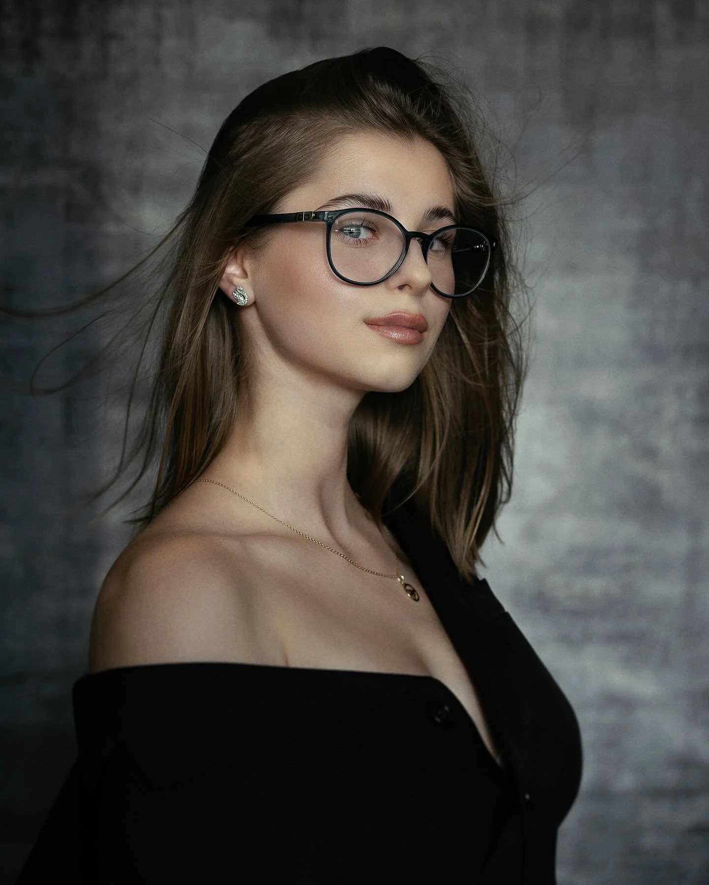 Precision in every frame 🔍
Captured with the Leica M11 paired with the Summicron 50mm, this portrait highlights the lens&rsquo;s signature micro-contrast, natural rendering, and edge-to-edge sharpness. The balance of highlights and shadows keeps ski