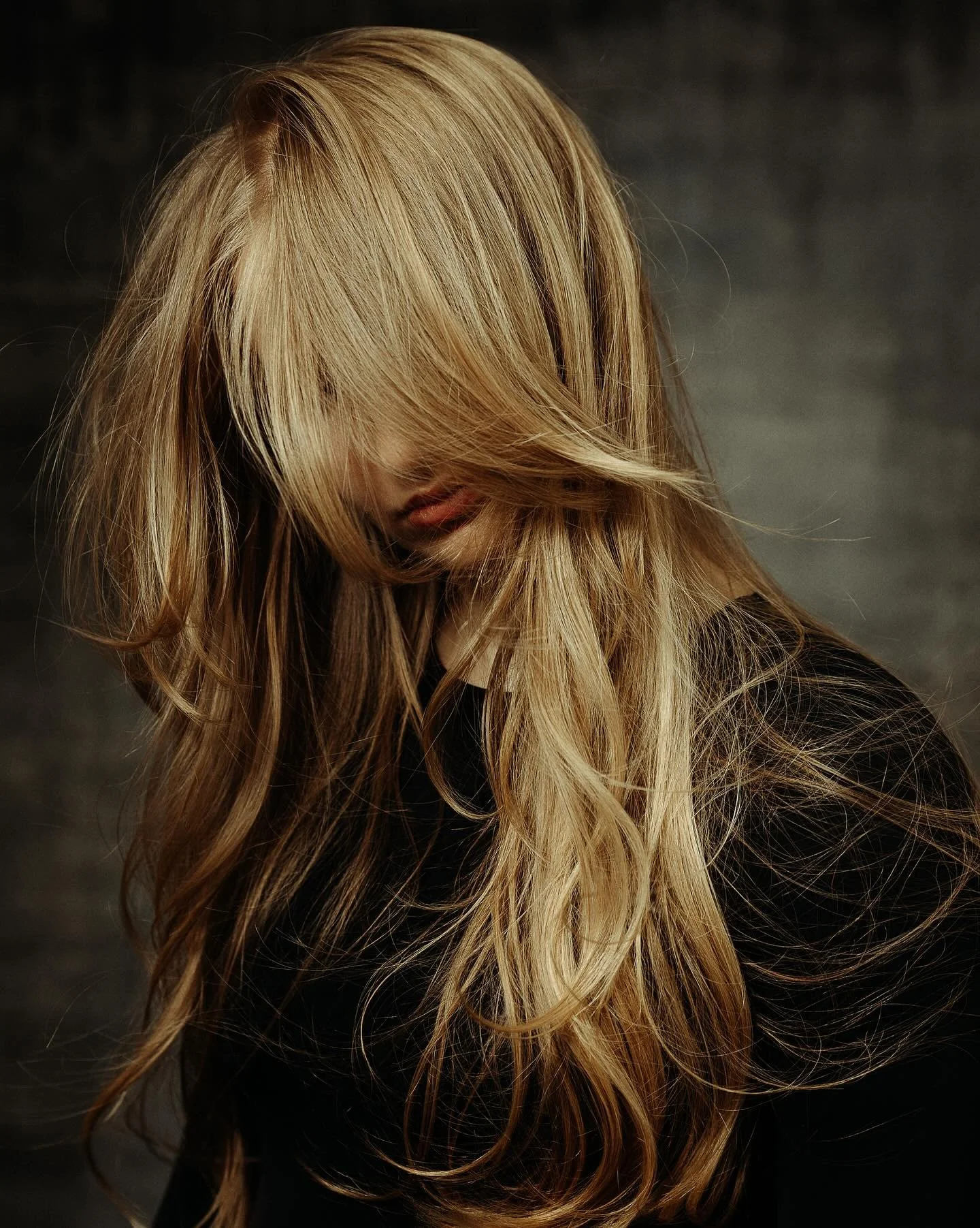 &bdquo;Kr&aacute;sa, ktor&uacute; nevid&iacute;&scaron; 🌫️&ldquo;
 Nezafarben&eacute; vlasy, prirodzen&aacute; ženskosť, minimalizmus a pohyb ✨ Real beauty bez filtra, zachyten&aacute; v jednom momente. #naturalbeauty #unfilteredportrait 💫
 Pozri s