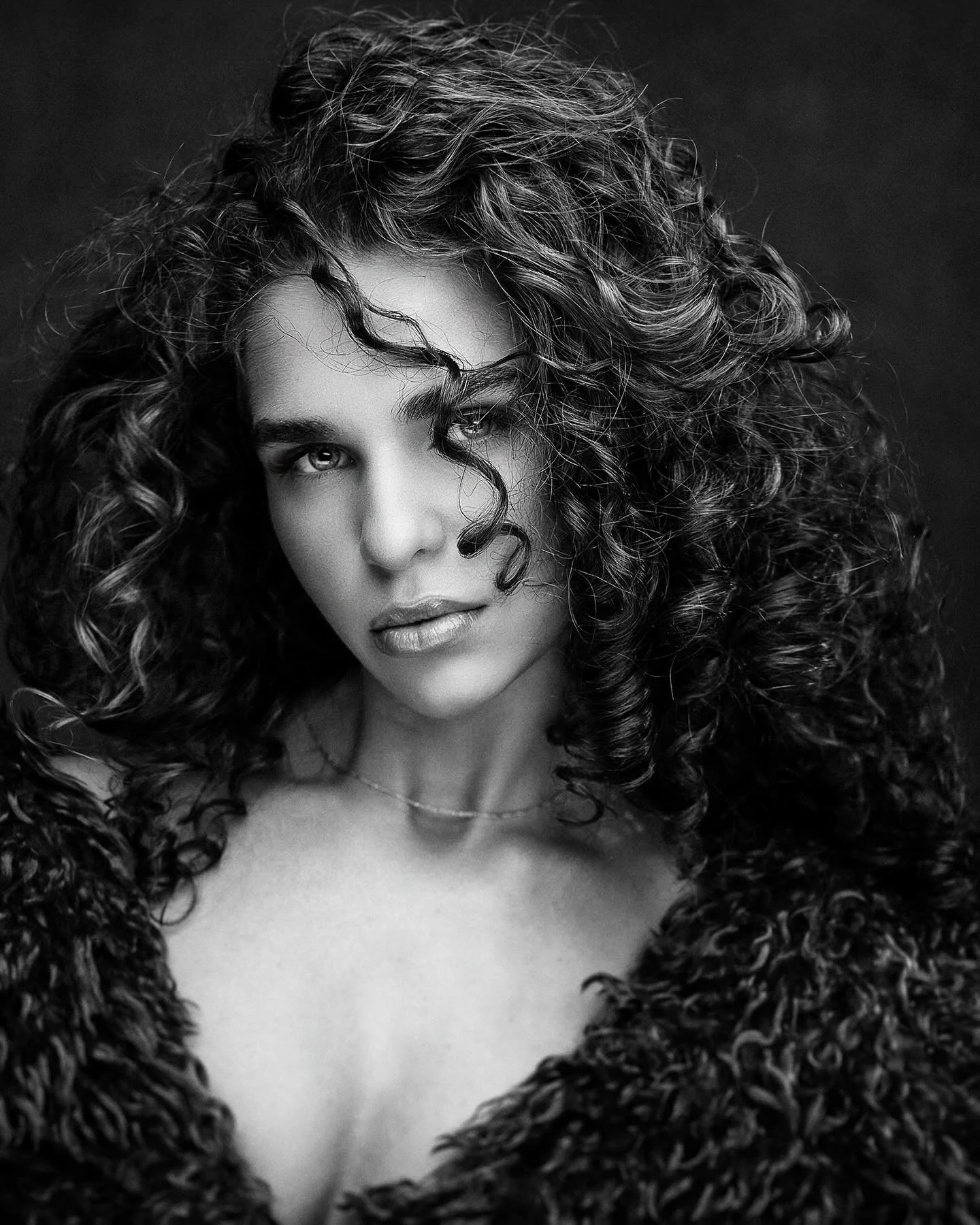 Black and white photography has a special kind of power.
When the colors fade, only light, shadow, and emotion remain.
A silence where a single look says everything.
💄 @patriciakrystynek_mua 
💥 @z.korsalova 
#blackandwhite #portraitphotography #fin