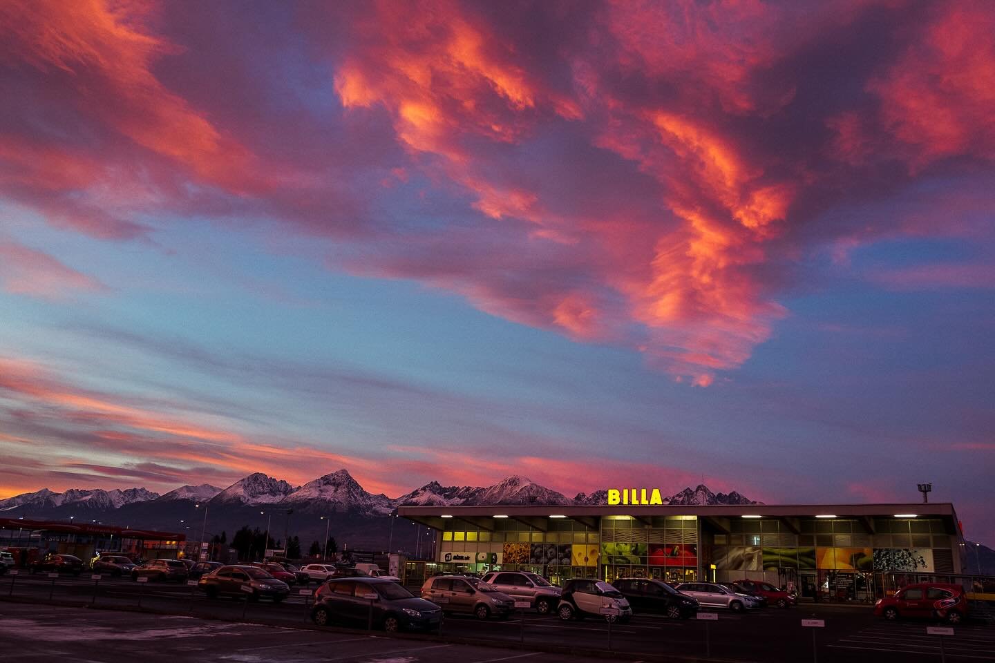 Obloha dnes nebola kulisou.
Žila. D&yacute;chala farbou
a na chv&iacute;ľu nechala svet st&iacute;chnuť.

The sky wasn&rsquo;t a backdrop.
It was alive, breathing color,
asking the world to pause.

Shot with Leica Q @leica_camera #myleicaphoto @mesto