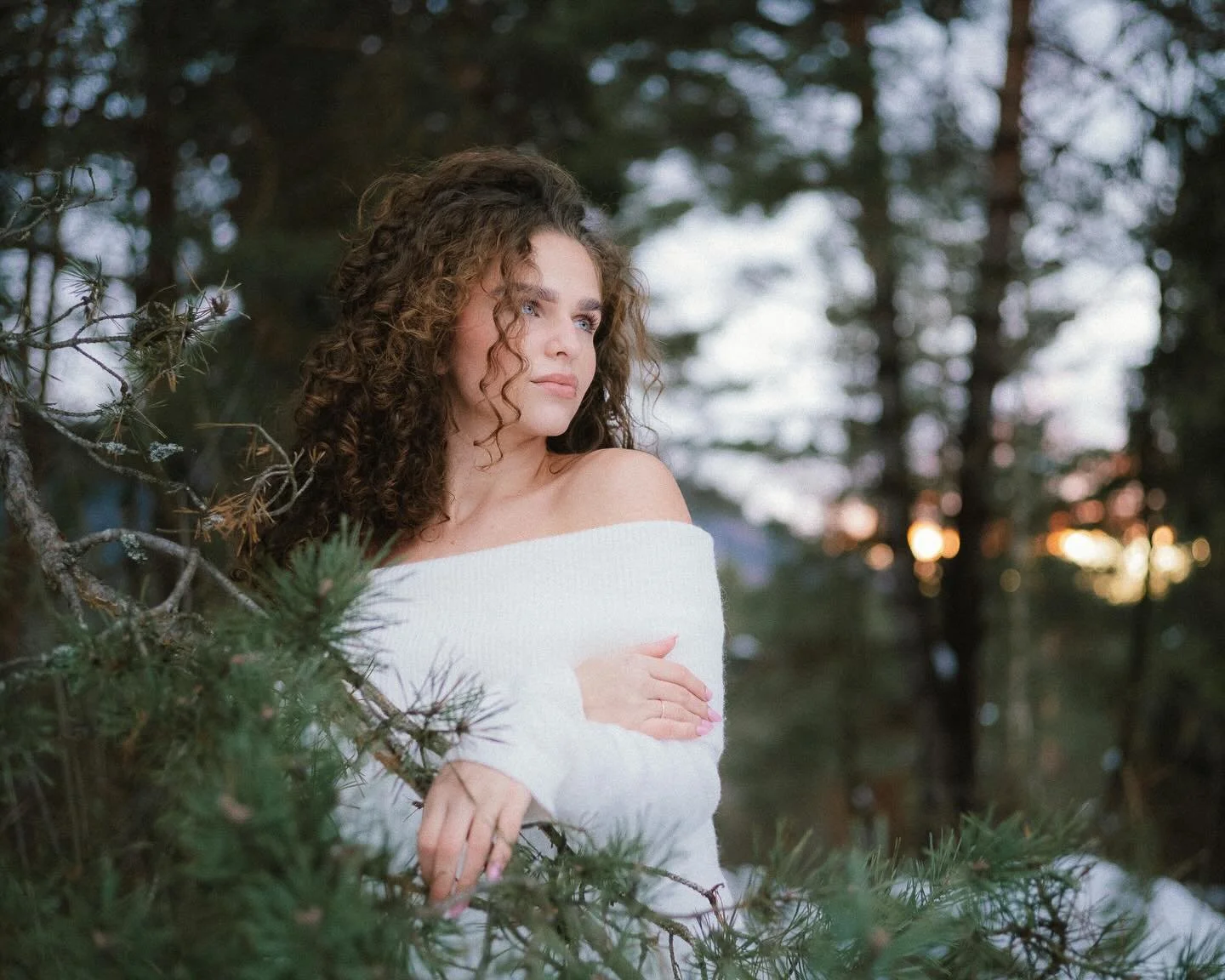 Winter silence, soft light, and pure presence.
Natural beauty without masks &mdash; just emotion, texture, and calm.
Captured with Leica M11 &amp; Leica Q2.
Model: @z.korsalova 🤍

Ticho zimy, jemn&eacute; svetlo a prirodzenosť.
Kr&aacute;sa bez pret