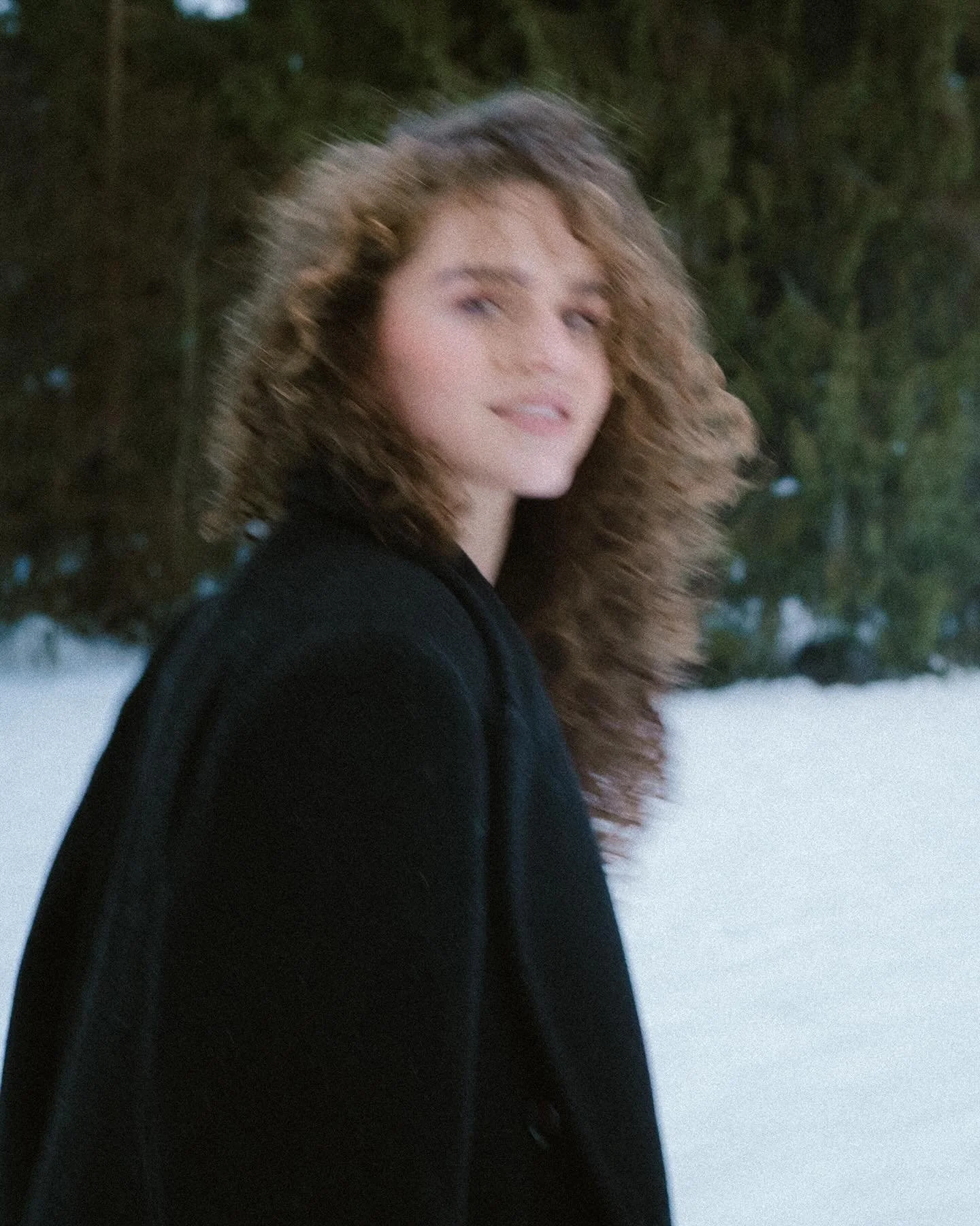 Imperfect frames. Real moments.
A little blur, a little motion &mdash; and a lot of truth.
That&rsquo;s the Leica look I love.
No posing, no control. Just staying present.
Third series from the same winter day.
Model: @z.korsalova

Nedokonal&eacute; 