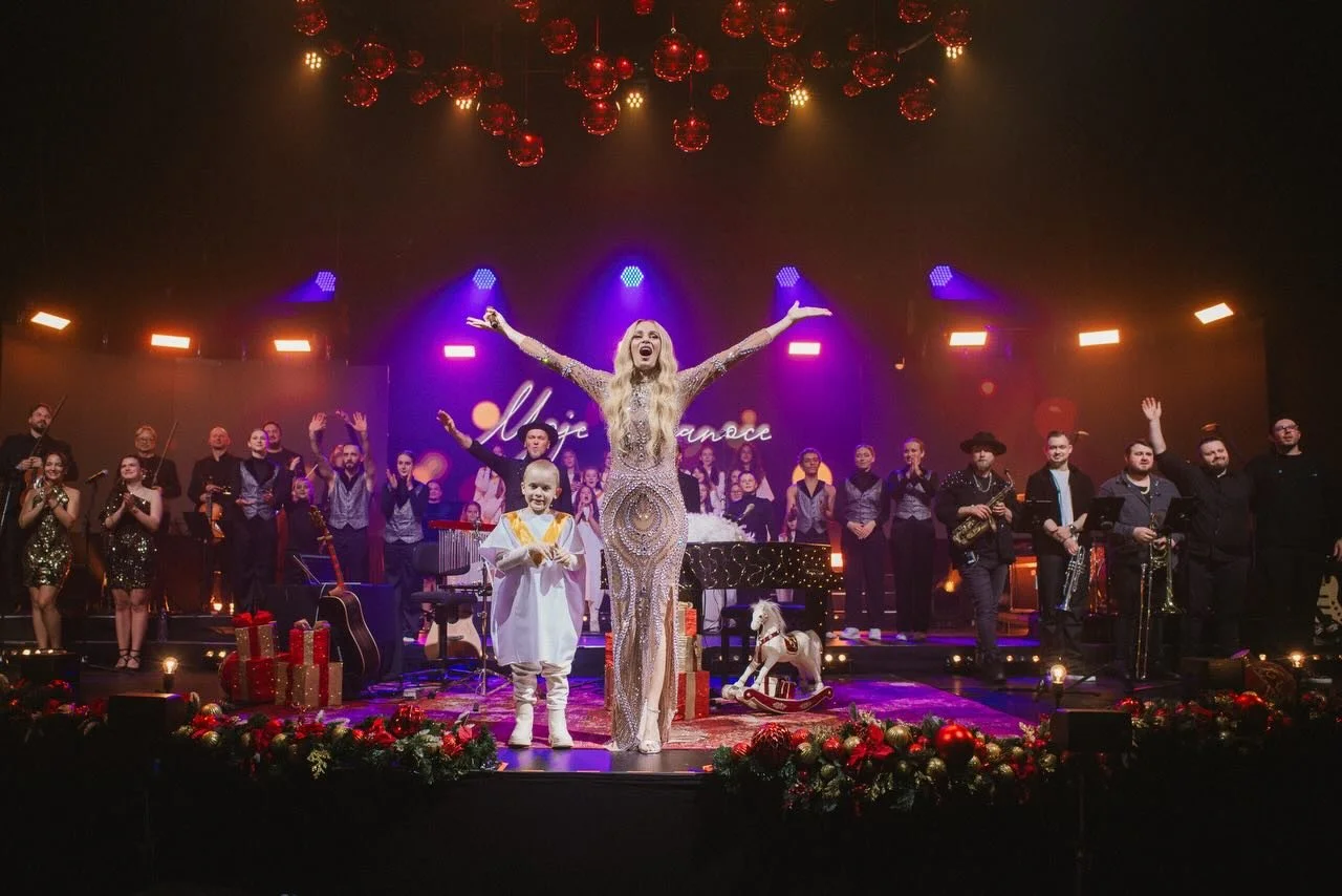 Keď dobro, hudba a svetlo naplnia halu ✨
M&aacute;ria Č&iacute;rov&aacute; &ndash; stelesnenie l&aacute;skavosti a pozit&iacute;vnej energie.
Aj po n&aacute;ročn&yacute;ch dňoch a boľavom chrbte odch&aacute;dzam z t&yacute;chto koncertov nabit&yacute