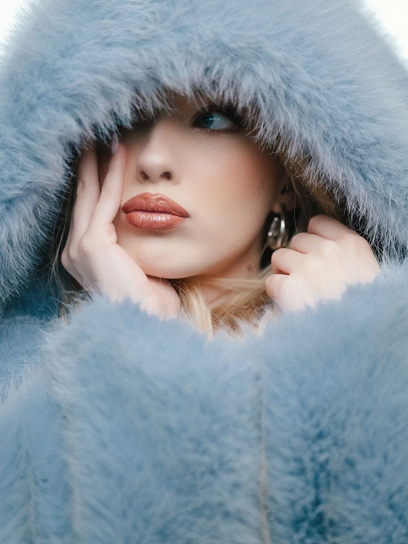 Soft power in shades of blue.
Silence, texture, and a quiet confidence &mdash; where softness becomes strength.
@_nikola.mik_ 

#softpower #blueaesthetic #fineartportrait #beautyportrait #fashionportrait #editorialportrait #leicaportrait #leicasl2 #l