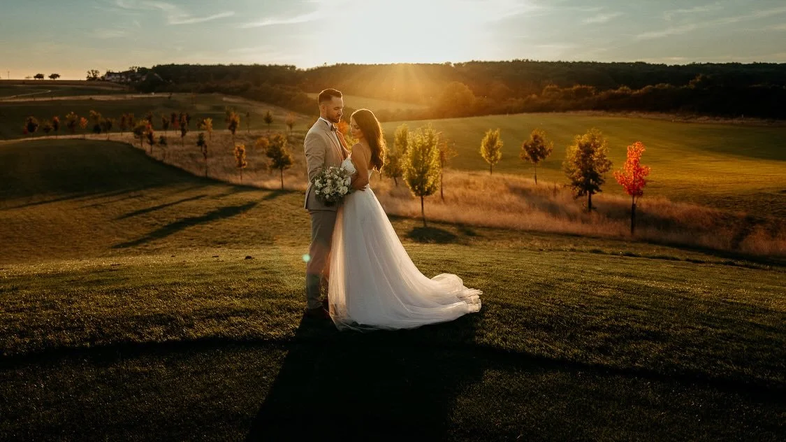 Svadby nie s&uacute; o p&oacute;zach.
S&uacute; o em&oacute;cii, svetle a momente, ktor&yacute; sa už nikdy nezopakuje.

Ak chcete svadobn&eacute; fotografie, ktor&eacute; bud&uacute; aj o 20 rokov d&aacute;vať zmysel,
rok 2026 je už otvoren&yacute; 