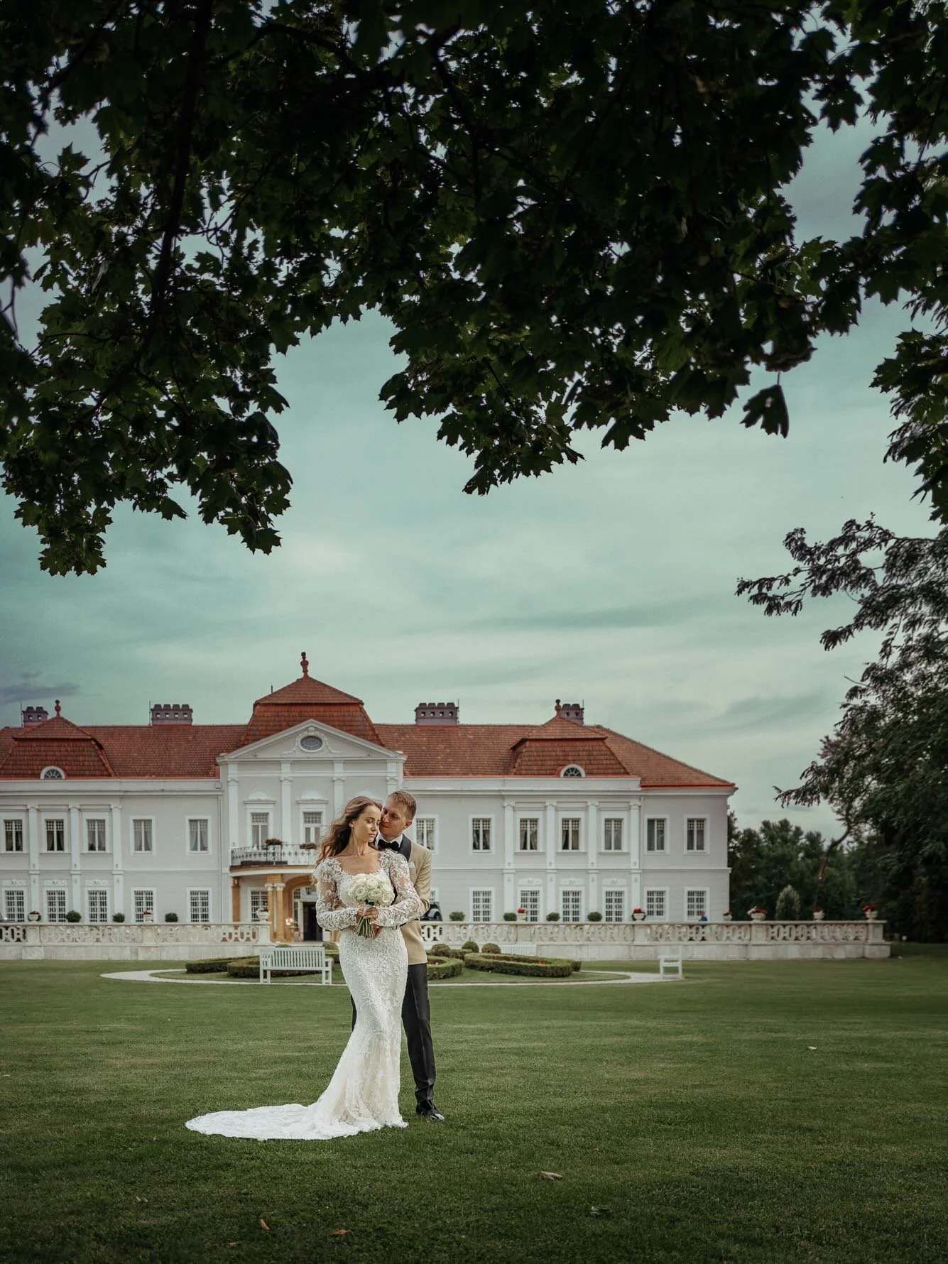 Prirodzen&eacute; portr&eacute;ty, em&oacute;cie a nadčasov&yacute; vizu&aacute;lny &scaron;t&yacute;l.
Ak hľad&aacute;te fotografiu, ktor&aacute; nestarne, r&aacute;d v&aacute;m po&scaron;lem viac inform&aacute;ci&iacute;.

#svadobnyfotograf #svadob