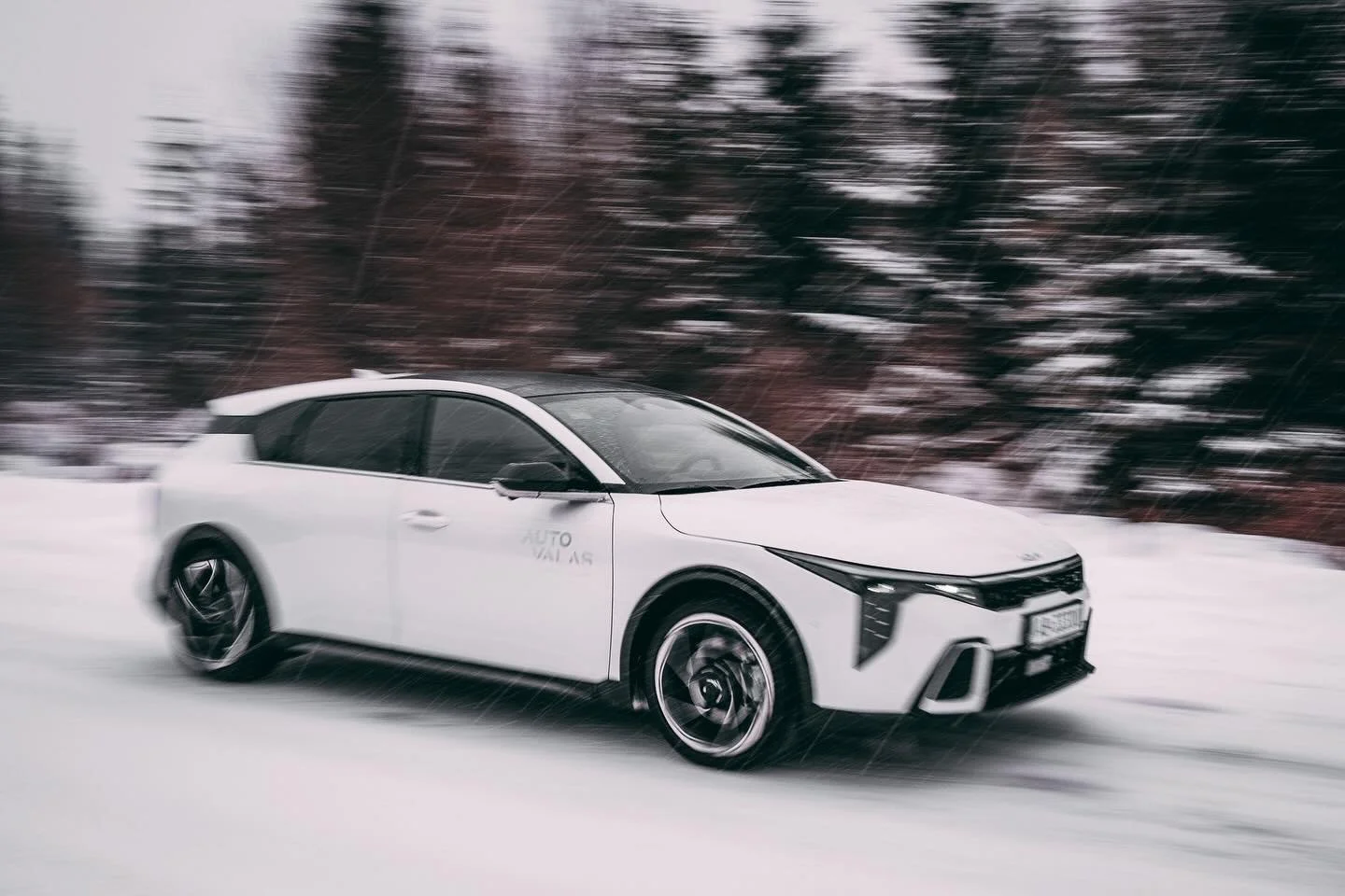 Ako dlhoročn&yacute; použ&iacute;vateľ KIA aj Lexus som mal možnosť vysk&uacute;&scaron;ať novinku &ndash; K4 vo verzii GT Line.

Mus&iacute;m povedať, že som bol veľmi milo prekvapen&yacute;. Dizajn p&ocirc;sob&iacute; odv&aacute;žne, no najviac ma 