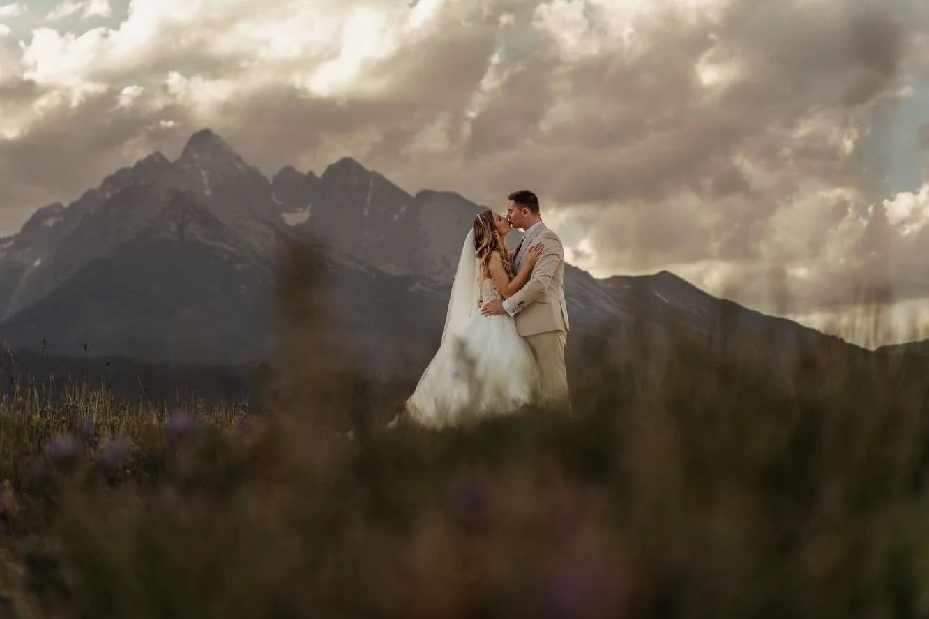 Nie je to o mieste.
Nie je to o &scaron;at&aacute;ch.
Je to o pocite, ktor&yacute; si chcete pam&auml;tať cel&yacute; život.

Svadba v hor&aacute;ch. Ticho. Vietor. Dvaja ľudia.
A fotografie, ktor&eacute; nezostarn&uacute;.

Ak chcete svadobn&eacute;