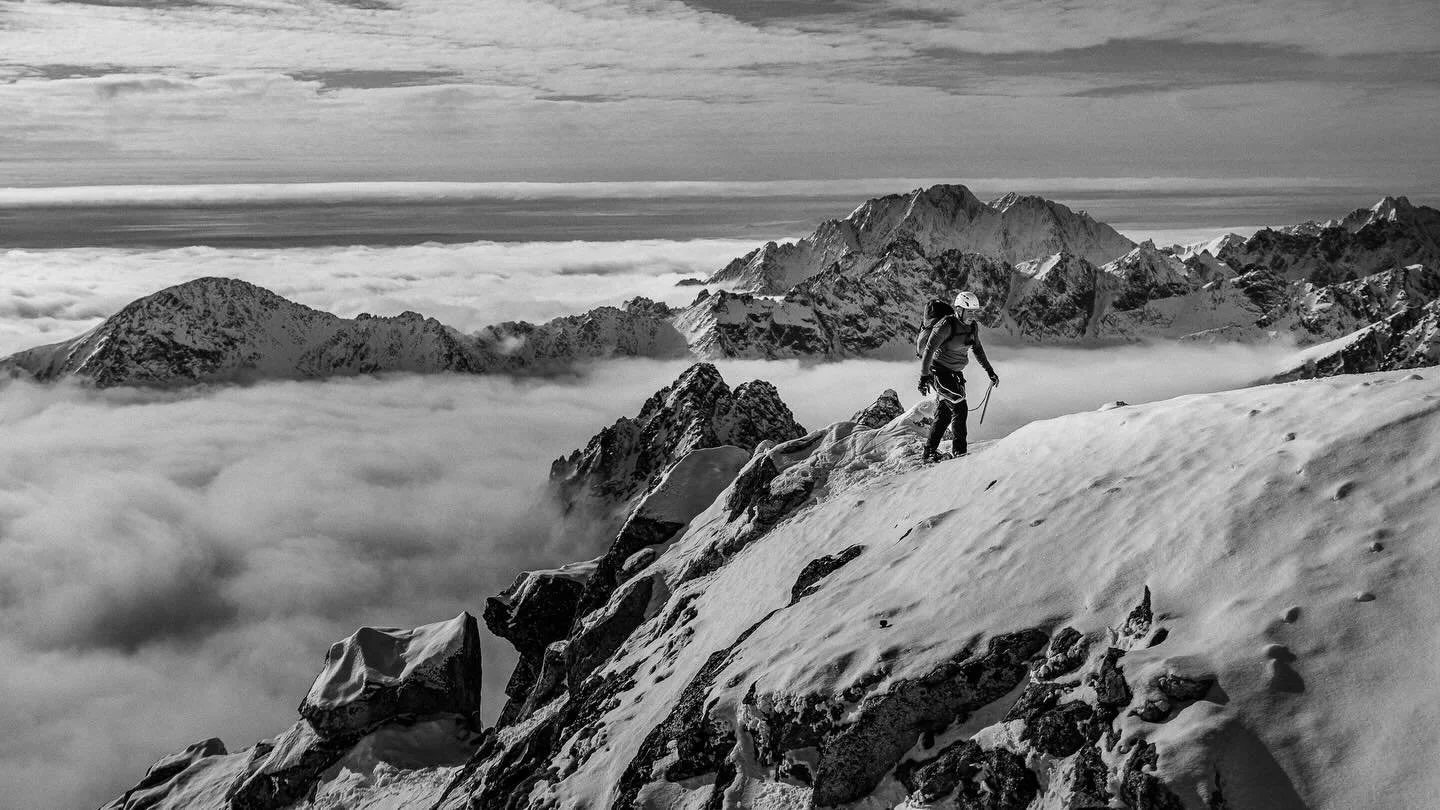 Lomnick&yacute; &scaron;t&iacute;t.
Nad inverziou je in&yacute; svet. Menej hluku, viac priestoru pre my&scaron;lienky.
Hory tu nehovoria nahlas &ndash; stač&iacute; im ticho.

Čiernobiela mi ho e&scaron;te viac zv&yacute;razn&iacute;.
Bez farby ost&