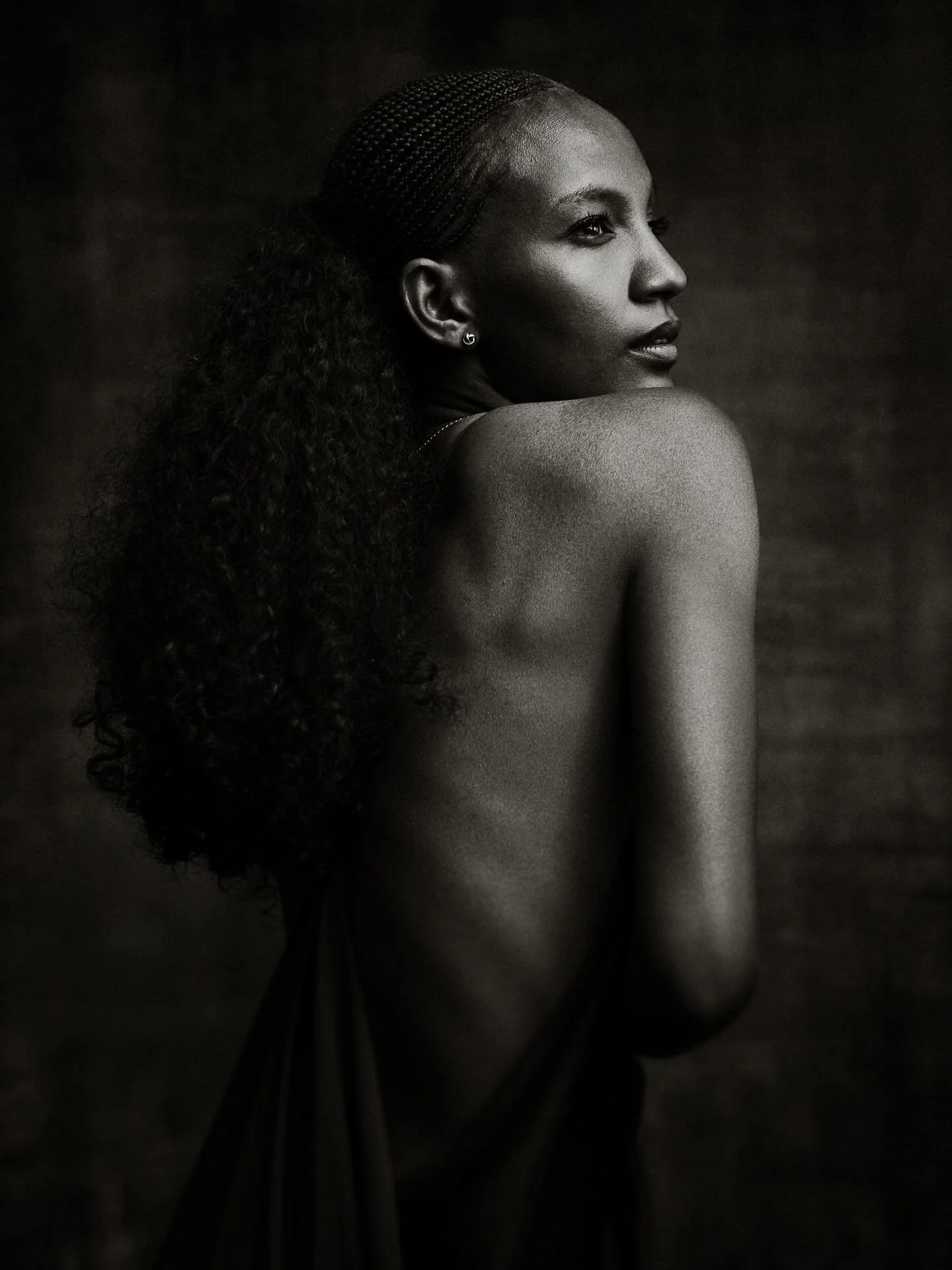 Tested a few new presets on my Leica Q3 Monochrome with @betelhembayisa , paired with this goldy backdrop from @labancovalucia 

Deep tones, rich texture, and that quiet monochrome mood I love.

What do you think?

#leica #leicacamera #leicaq3monochr
