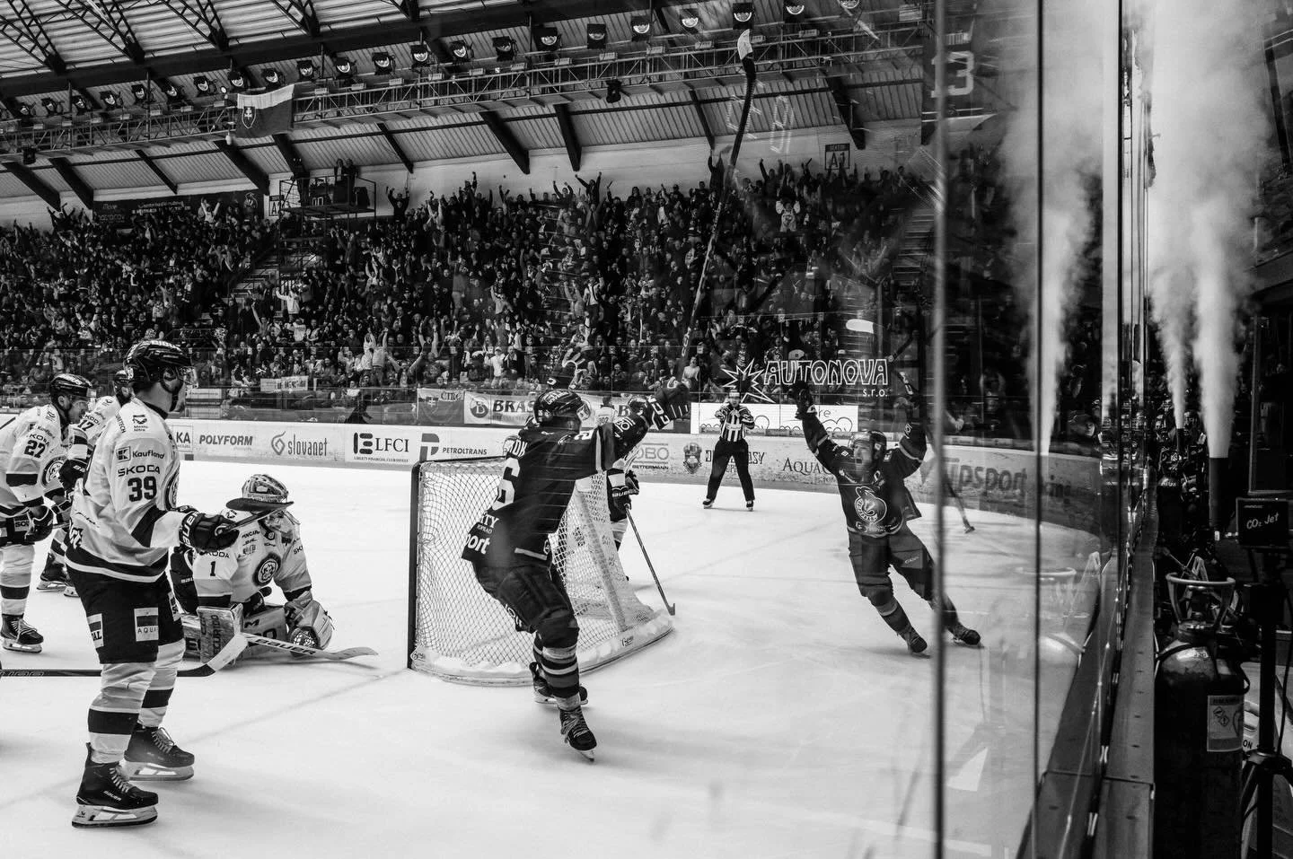 3. z&aacute;pas @hkpoprad vs. @hk_nitra_official 
#hkpoprad #hknitra #hockeylife #bw #leicacamera @leica_camera_austria