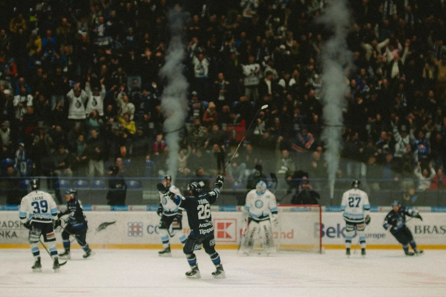 Farba ma pri foten&iacute; často ru&scaron;&iacute;. Preto m&aacute;m tak r&aacute;d čiernobielu &ndash; nech&aacute;va priestor em&oacute;cii a momentu.

Čo mi ale v&ocirc;bec neprek&aacute;ža, je manu&aacute;l. Leica @leica_camera , manu&aacute;lne