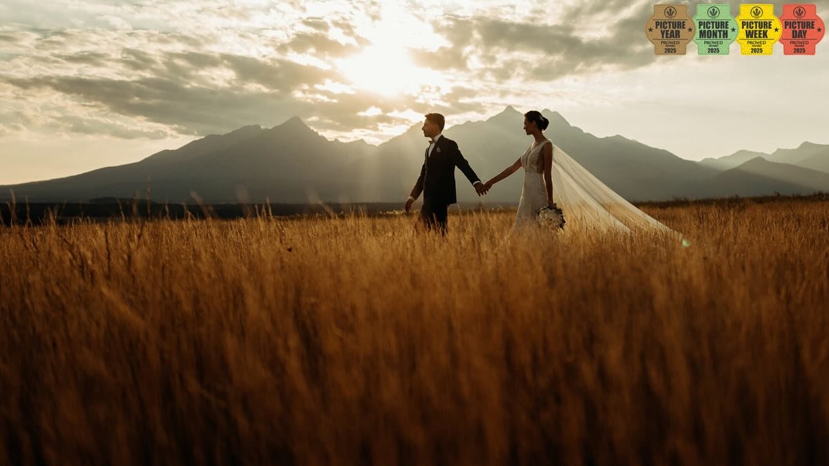 Zač&iacute;na to dvoma ľuďmi.
Pohľadom. Dotykom. Tichom medzi slovami.

Potom pr&iacute;de deň, ktor&yacute; v&scaron;etko zmen&iacute;.
A zostan&uacute; len em&oacute;cie, ktor&eacute; sa nedaj&uacute; zopakovať.

Presne tie hľad&aacute;m.
Presne ti