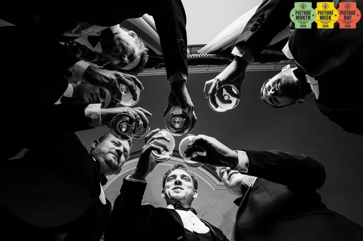 Len oni dvaja.
A svet na chv&iacute;ľu prestane existovať.

🤍

#weddingphotography #justlove #timeless #moments #leicawedding