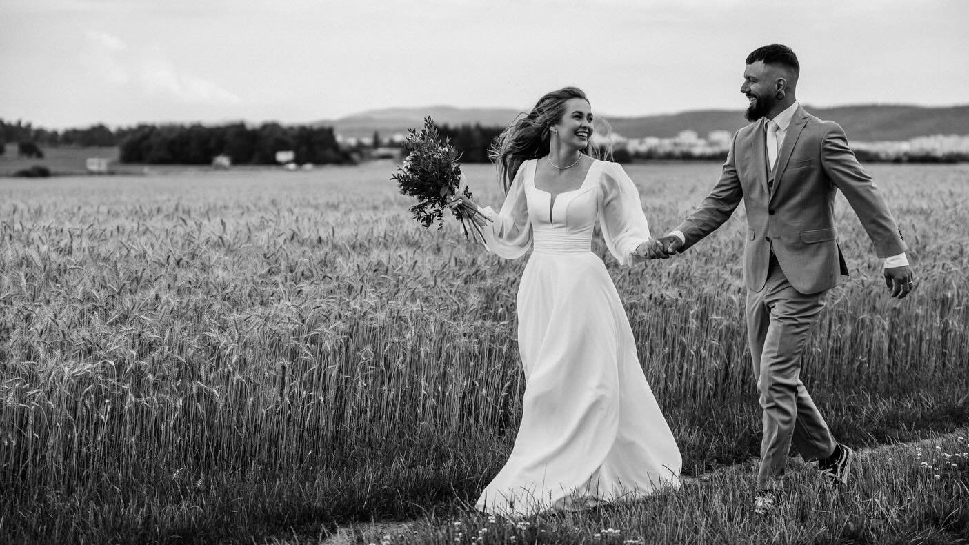 Niektor&eacute; term&iacute;ny zmizn&uacute; sk&ocirc;r, než si poviete &bdquo;&aacute;no&ldquo; 🤍
💄 @patriciakrystynek_mua 

#svadba #svadobnyfotograf #svadobnyfotografslovensko #weddingphotography #weddingphotographer