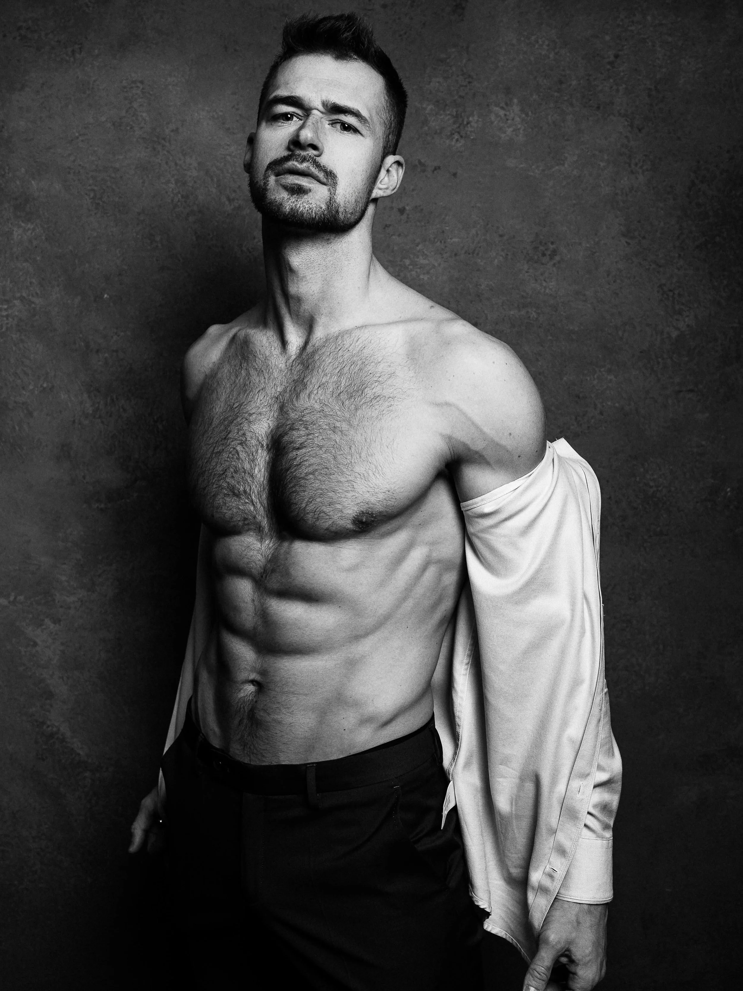 13 years since our first photoshoot together with @filipolsavsky_bmb &mdash; and the trust is still there.

Discipline, confidence and years of hard work shaped this physique into perfection. 🖤

#mensphysique #blackandwhiteportrait #malemodel #fitne