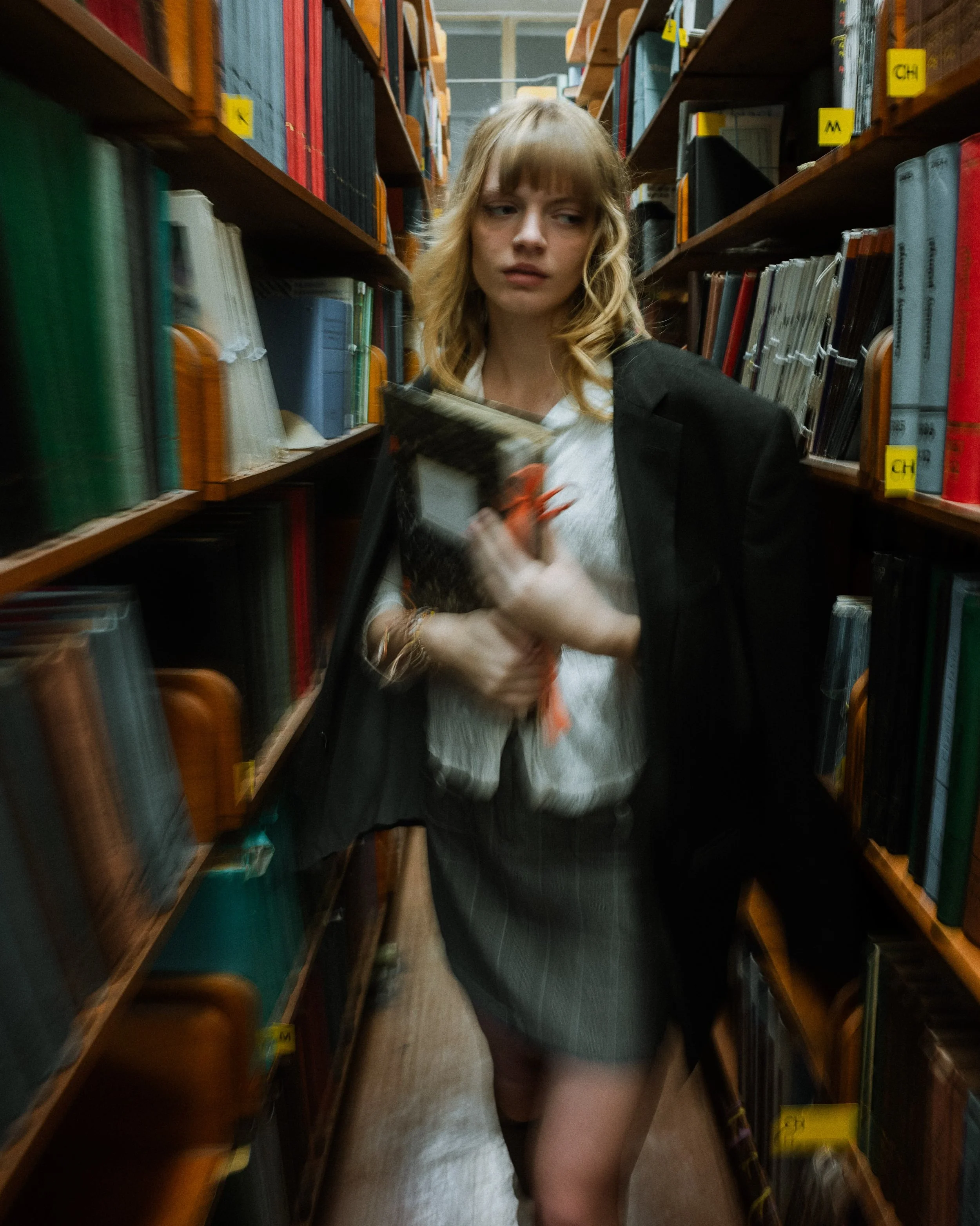 Keď Chemosvit e&scaron;te žil svoj&iacute;m životom&hellip; a retro nebolo retro, ale každodenn&aacute; realita. 😎📸 Kto si pam&auml;t&aacute;, ten vie.
Model: @volajumaanna 
📷 Leica M11

#History #RetroSlovakia #Spomienky #80sVibes #90sVibes Authe